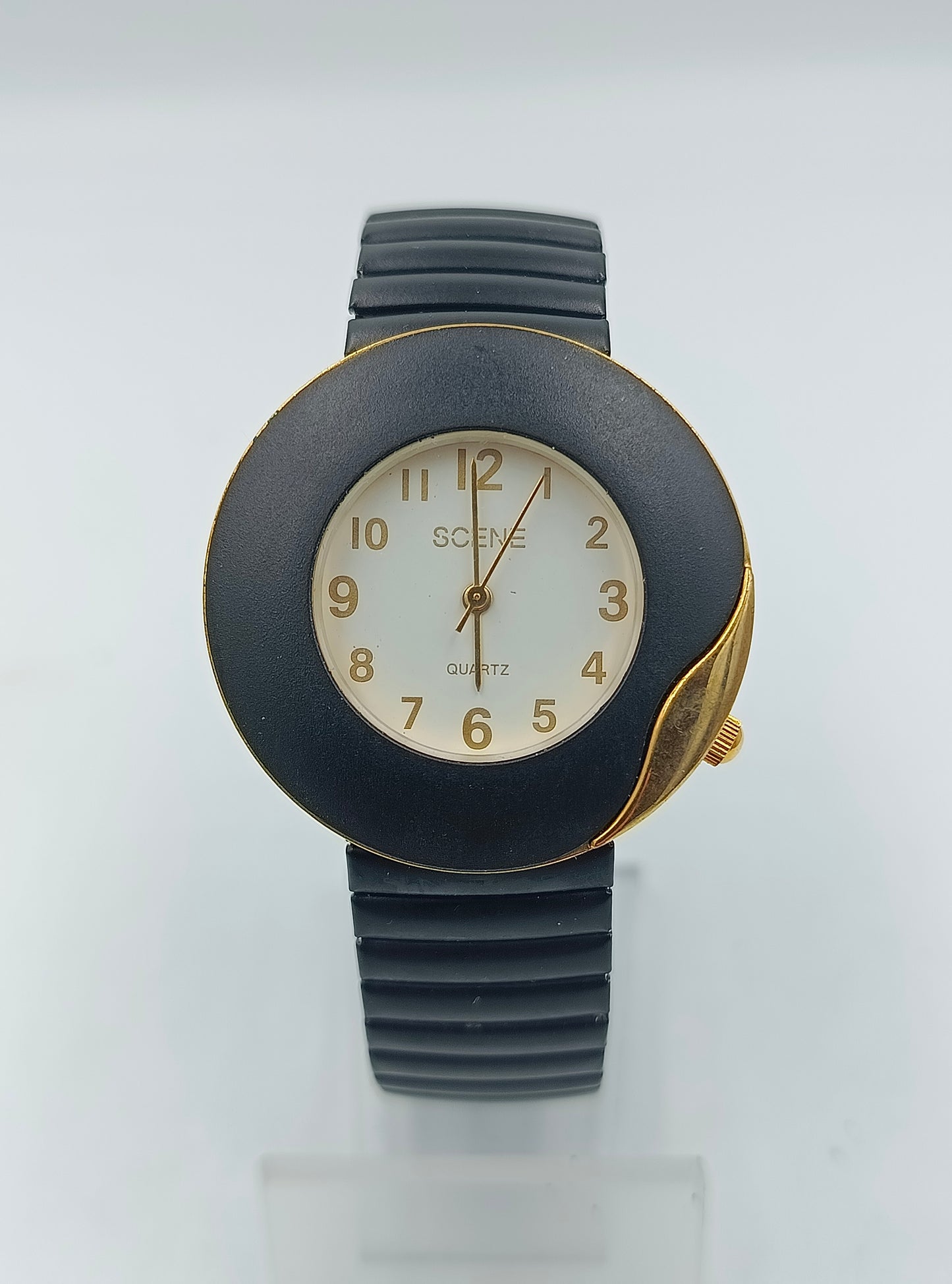 Scene Armbanduhr Schwarz Gold Rundes Design Elastisch