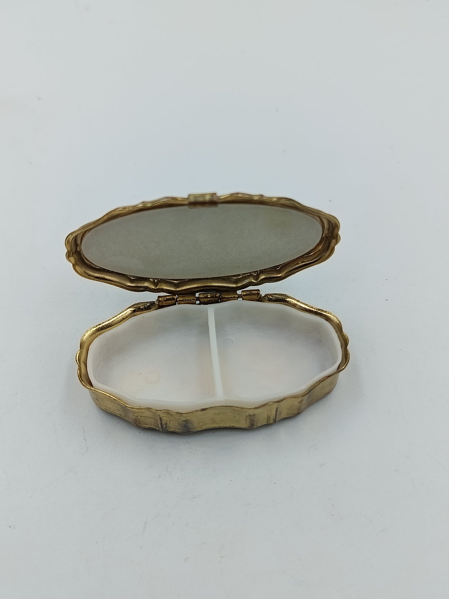 Zierliche ovale Vintage Dose aus Metall in Goldoptik mit floraler Bemalung Sammlerstück