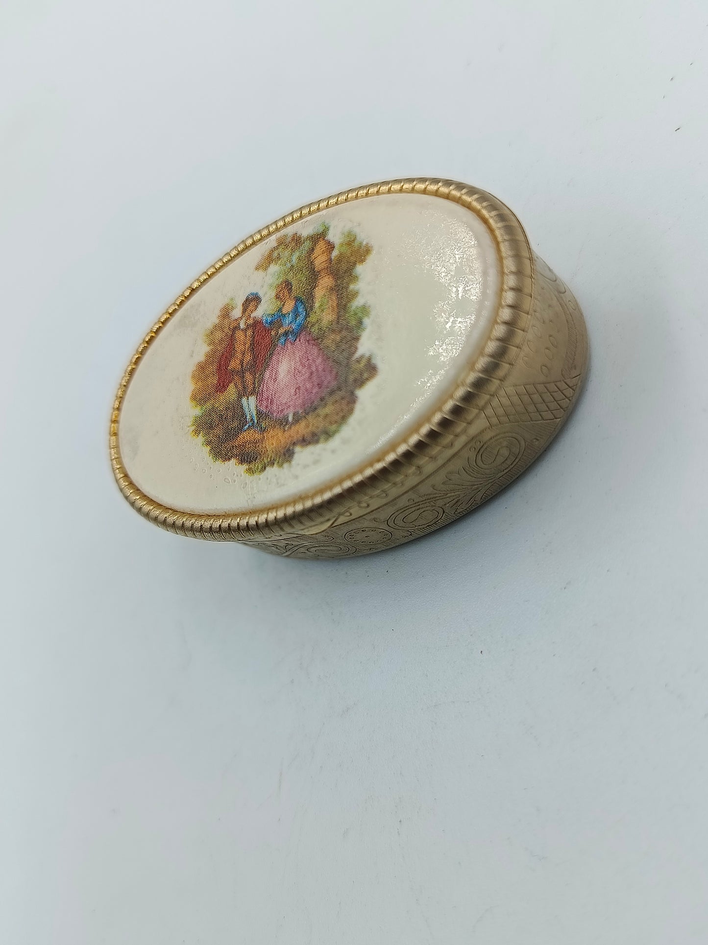 Ovale Vintage Schmuckdose mit Rokoko Motiv