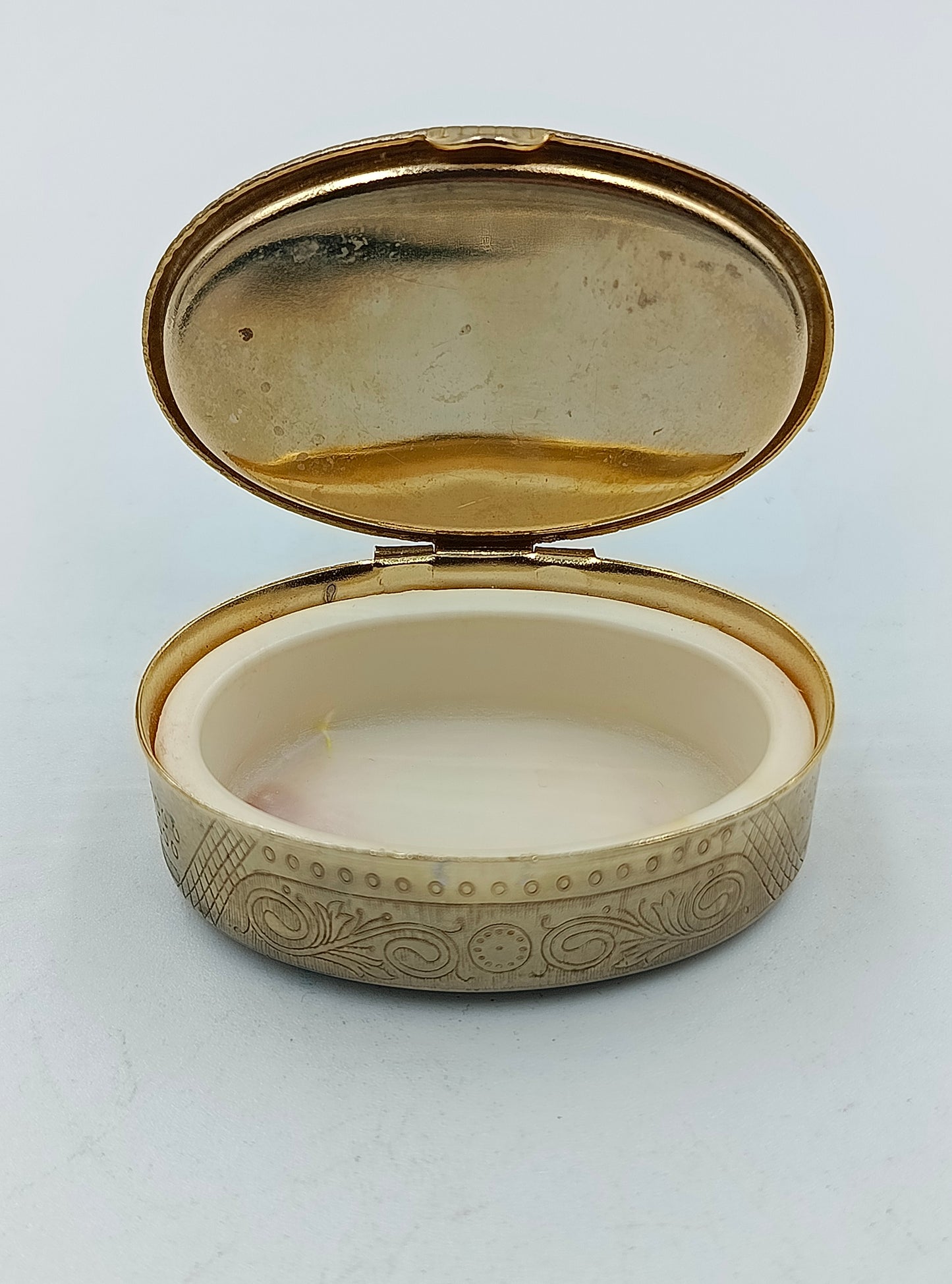 Ovale Vintage Schmuckdose mit Rokoko Motiv