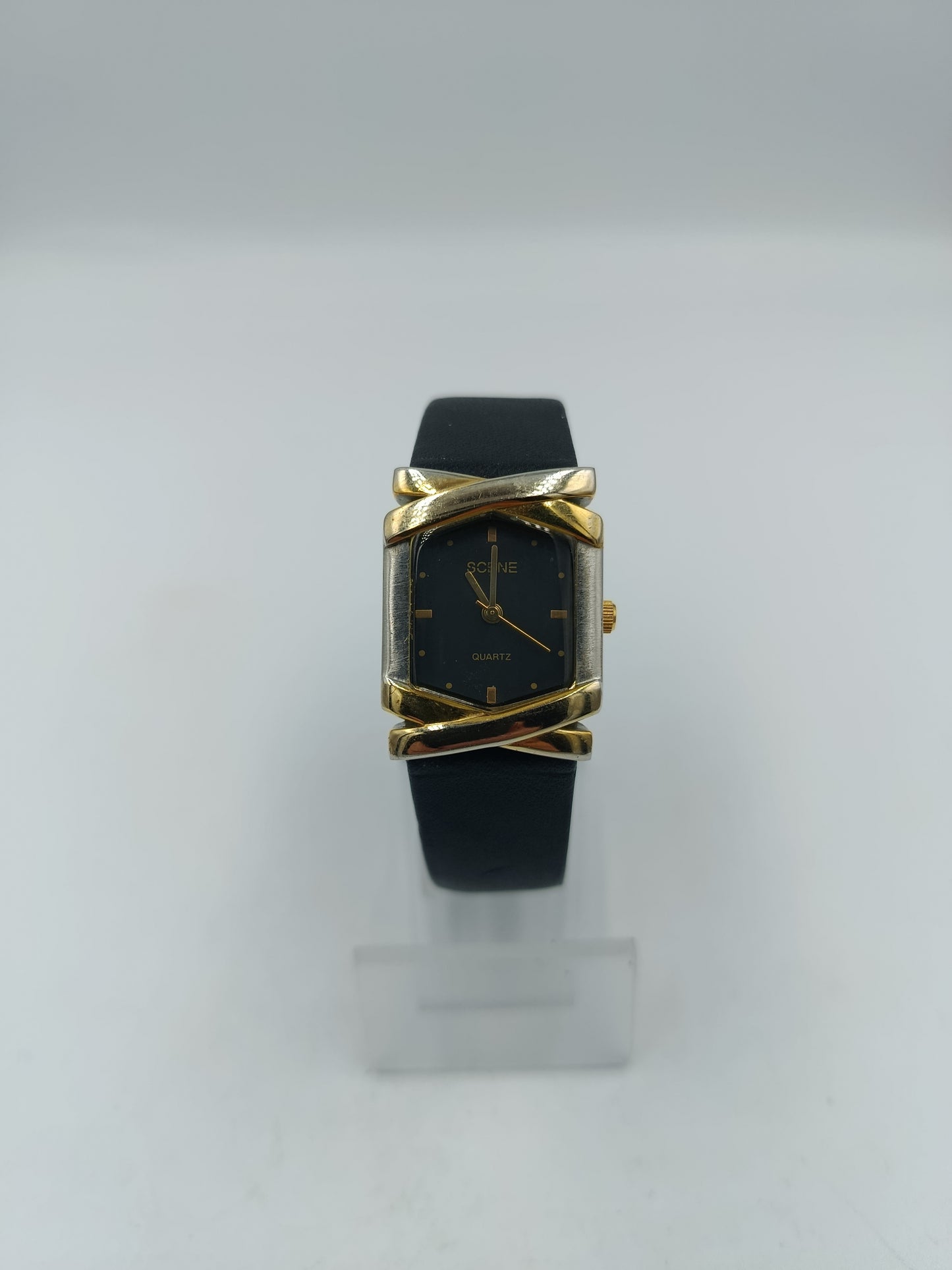 Scene Damenuhr mit schwarzem Lederarmband und Gold Akzenten