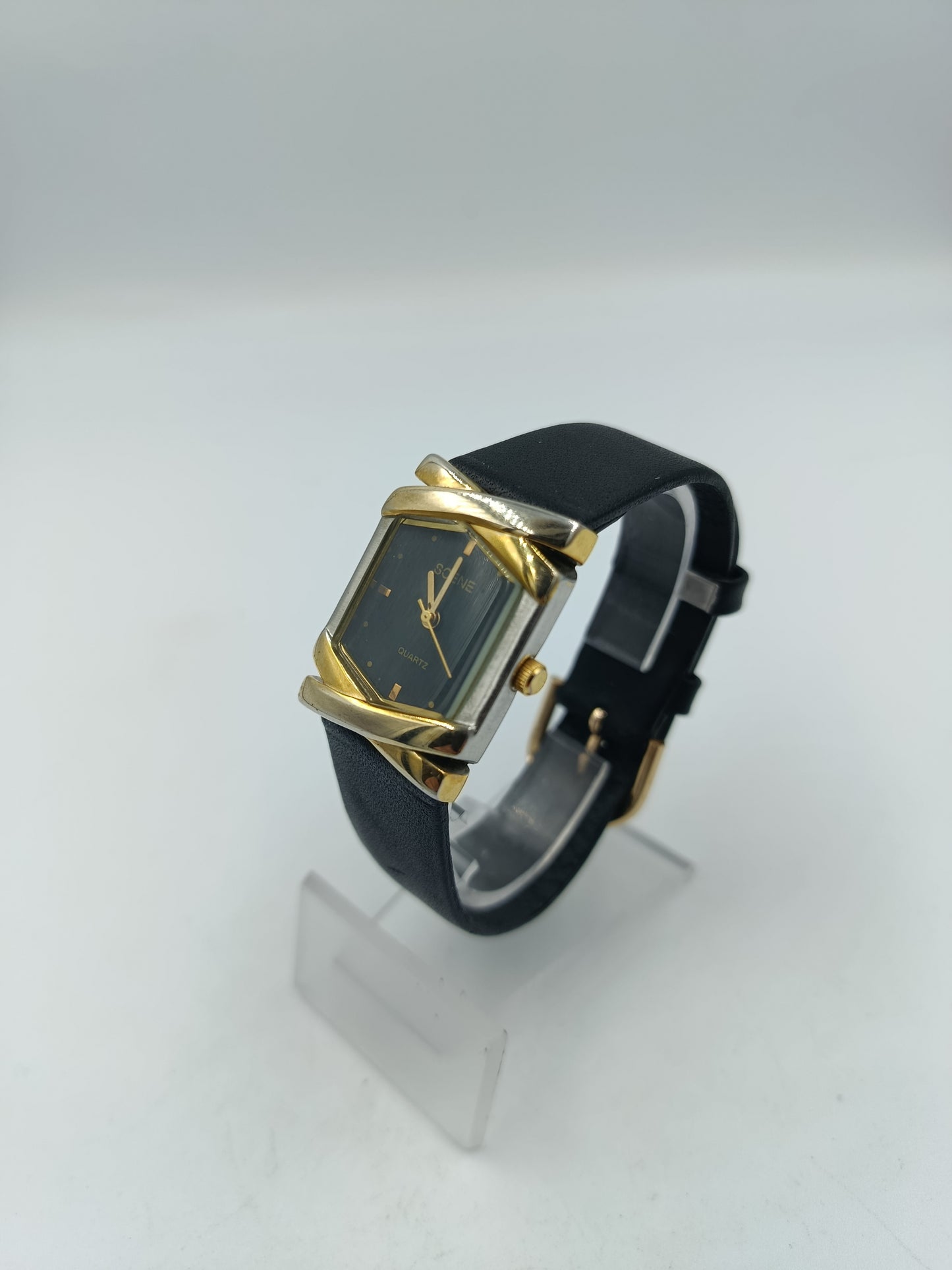 Scene Damenuhr mit schwarzem Lederarmband und Gold Akzenten