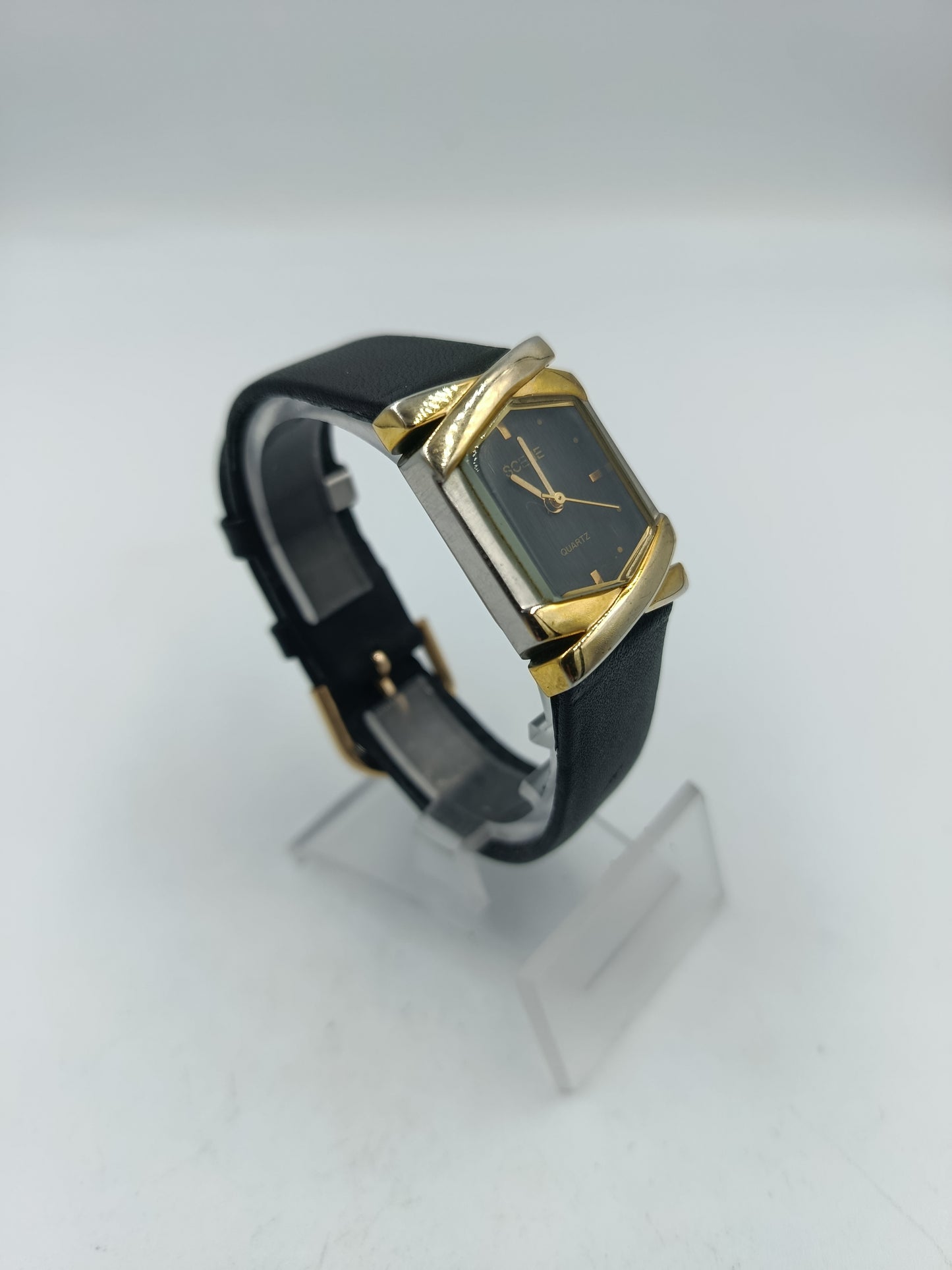Scene Damenuhr mit schwarzem Lederarmband und Gold Akzenten