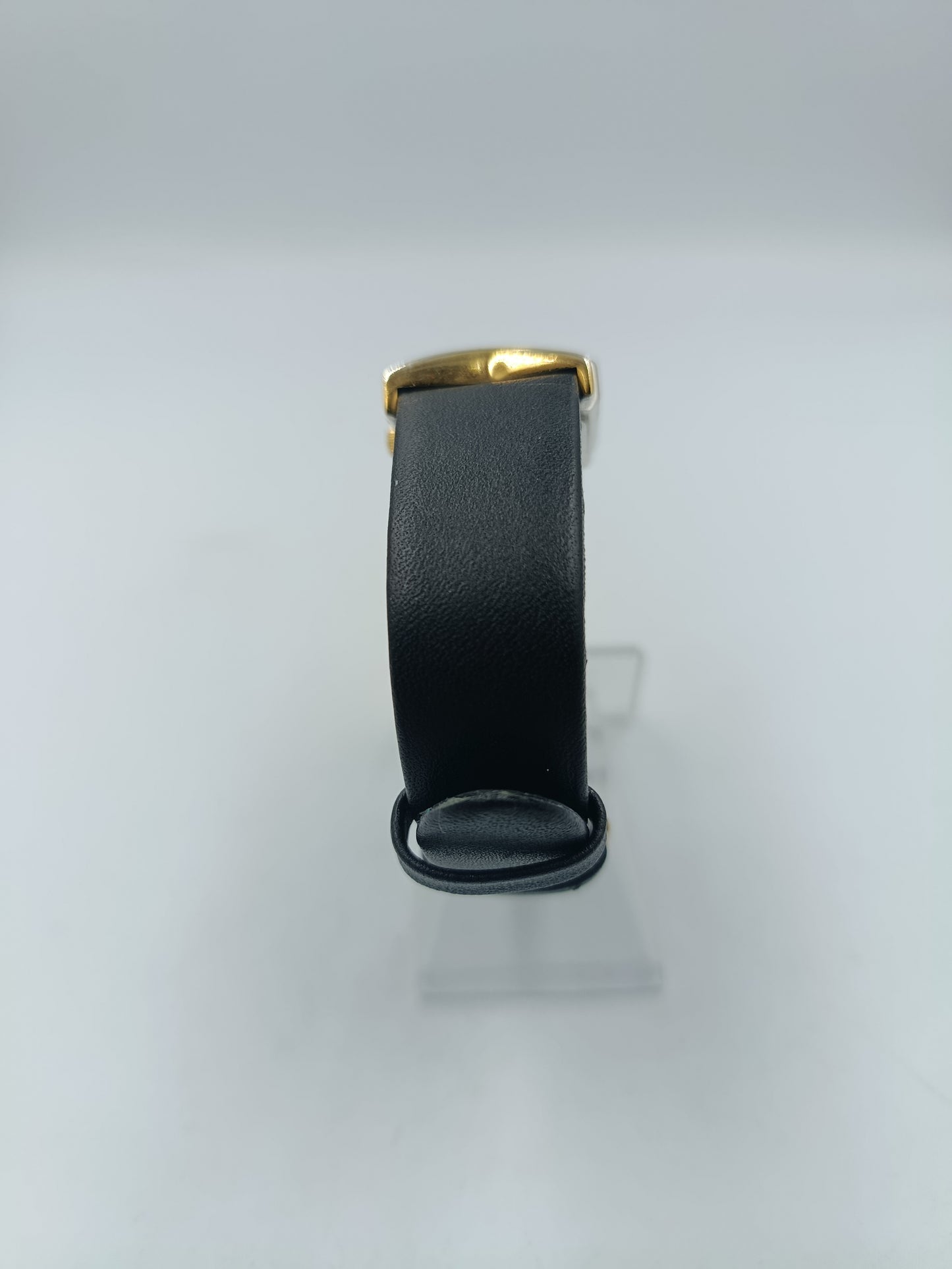 Scene Damenuhr mit schwarzem Lederarmband und Gold Akzenten