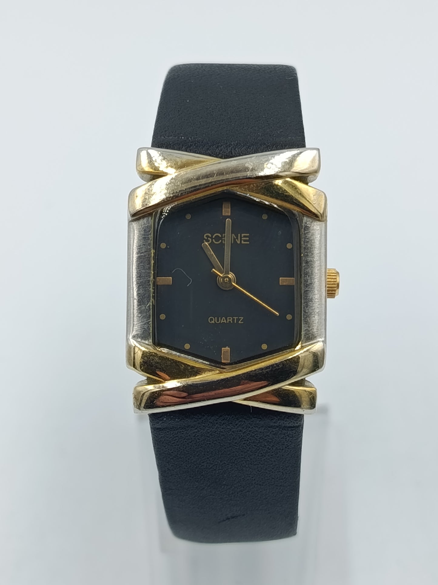 Scene Damenuhr mit schwarzem Lederarmband und Gold Akzenten