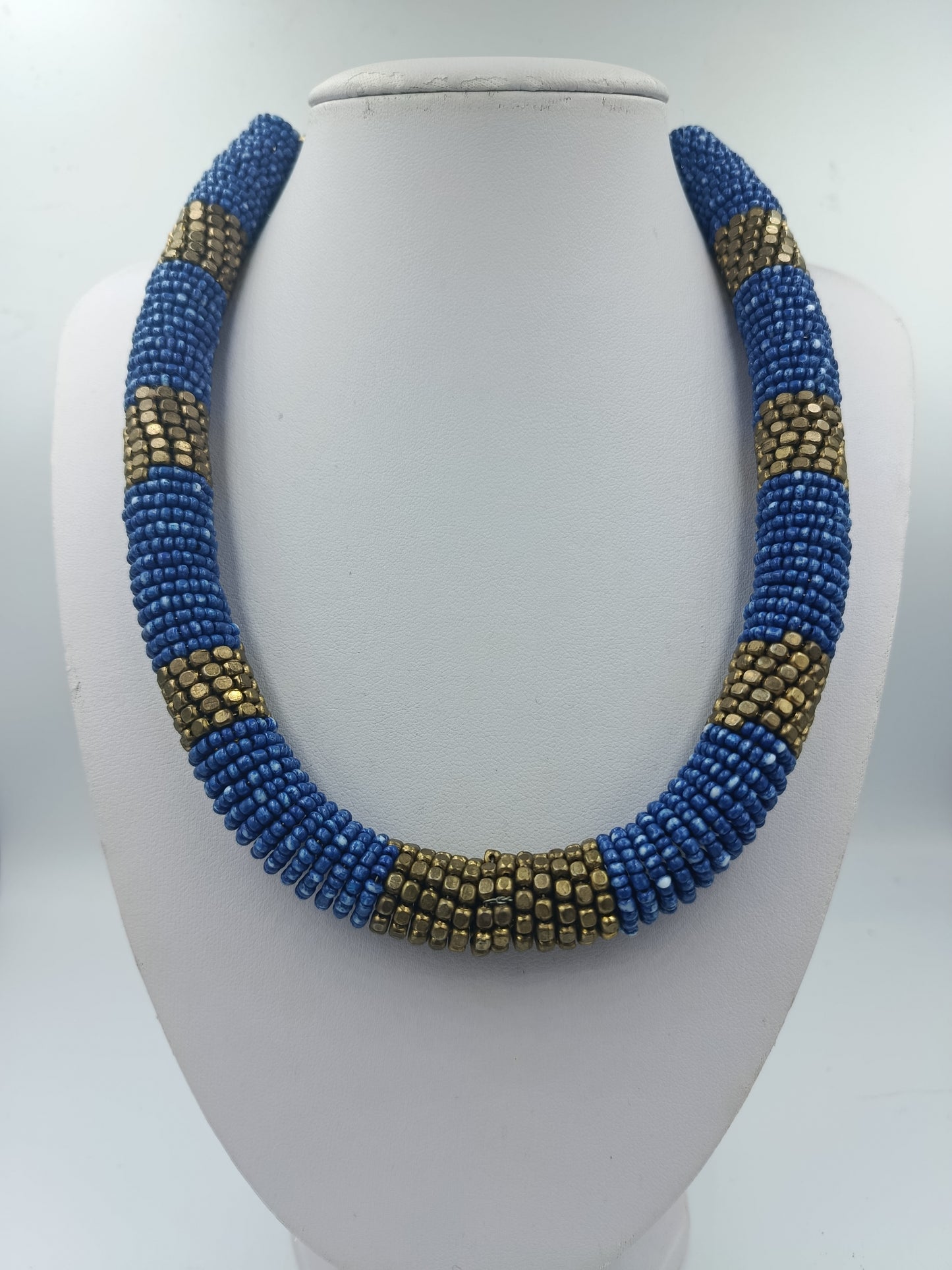 Handgefertigte Halskette aus blauen und goldfarbenen Glasperlen