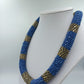 Handgefertigte Halskette aus blauen und goldfarbenen Glasperlen