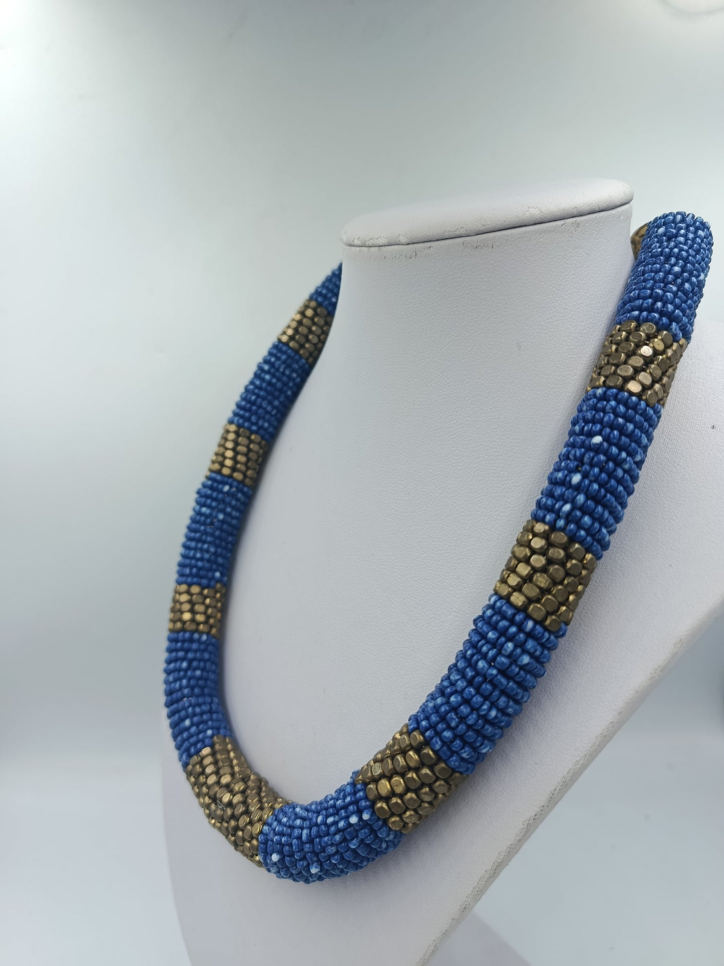 Handgefertigte Halskette aus blauen und goldfarbenen Glasperlen