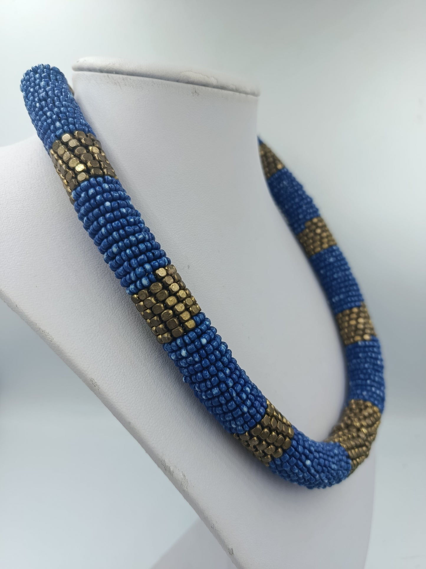 Handgefertigte Halskette aus blauen und goldfarbenen Glasperlen