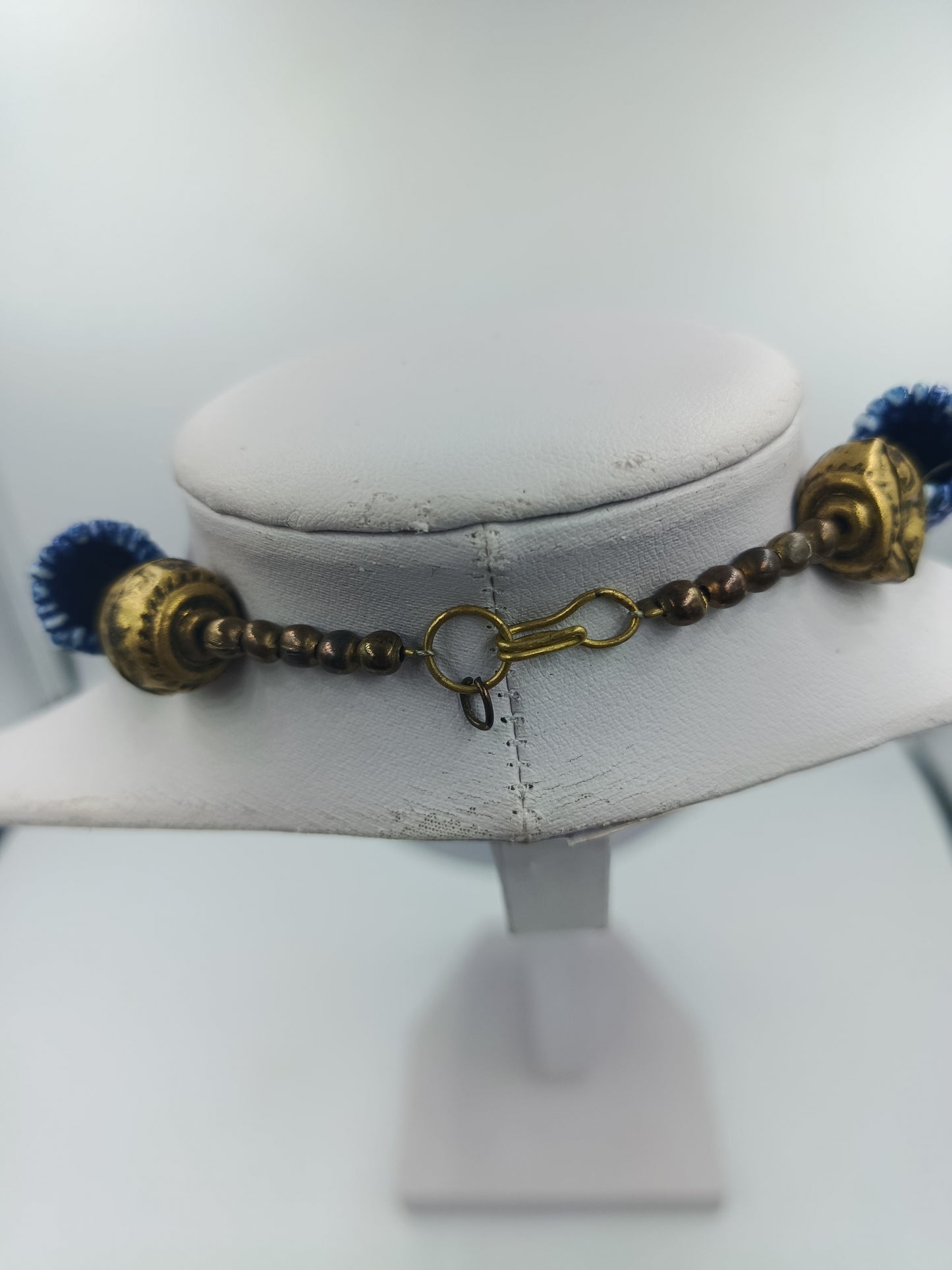 Handgefertigte Halskette aus blauen und goldfarbenen Glasperlen