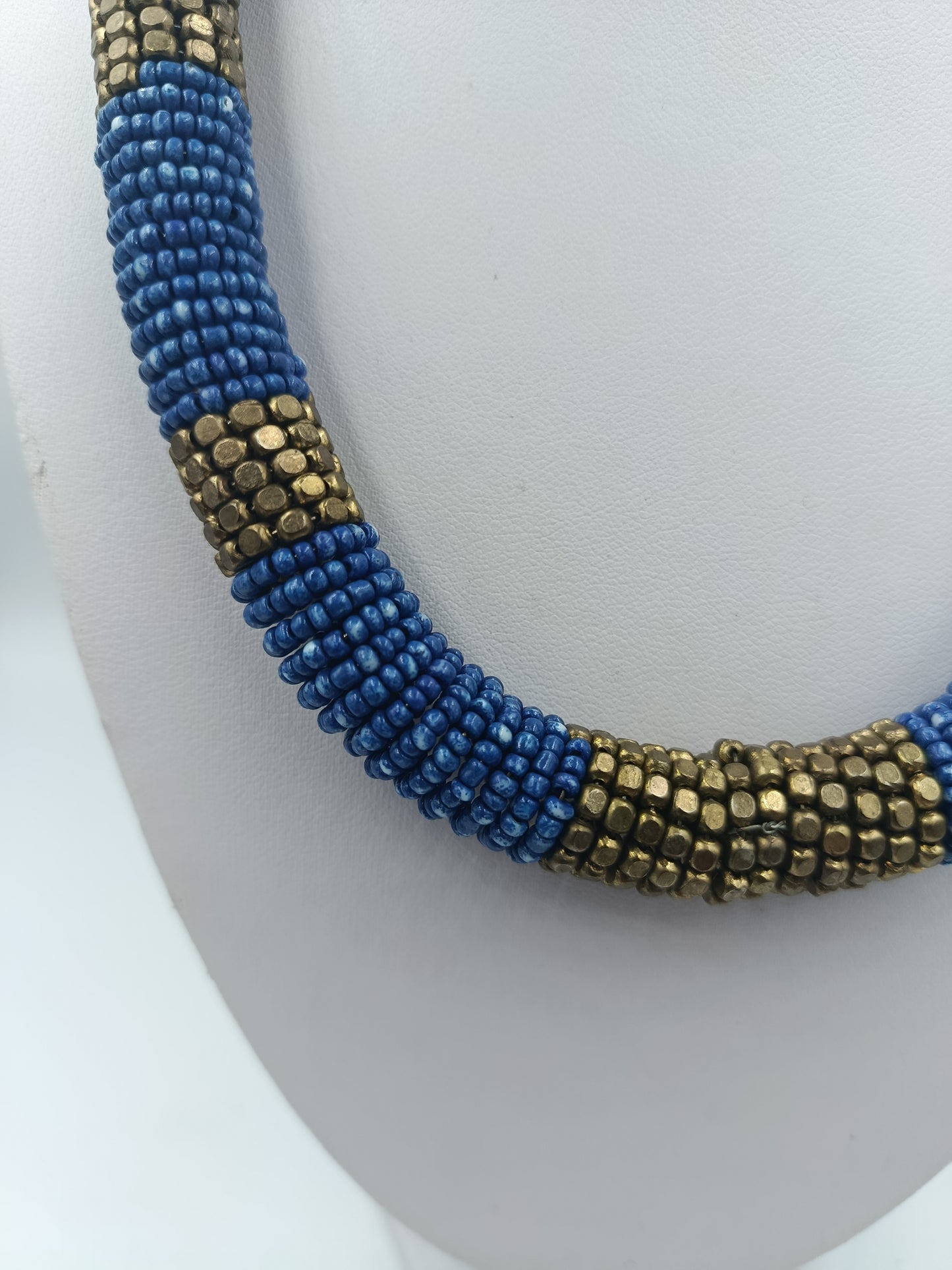 Handgefertigte Halskette aus blauen und goldfarbenen Glasperlen