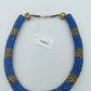Handgefertigte Halskette aus blauen und goldfarbenen Glasperlen