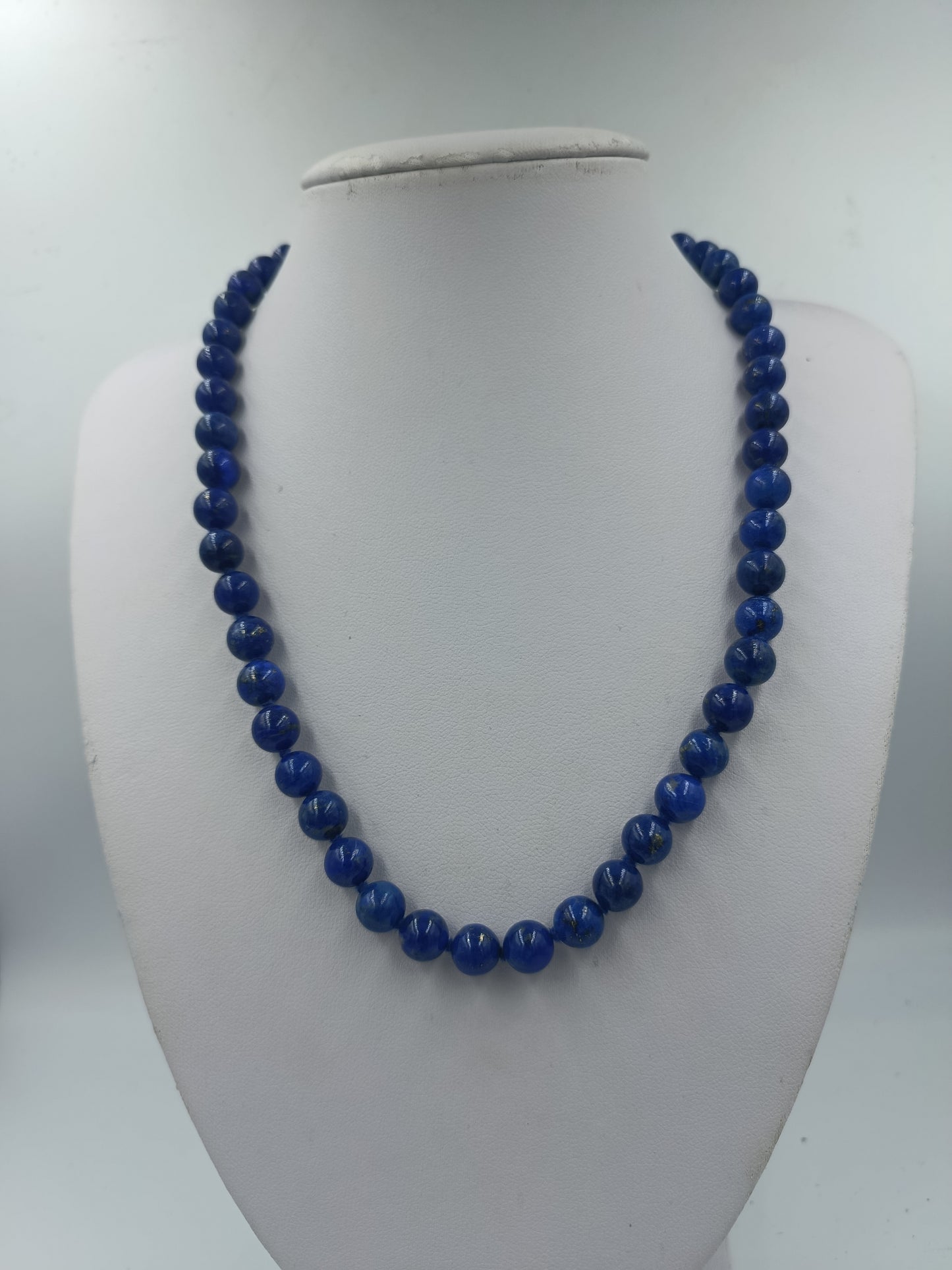 Halskette mit blauen Perlen und goldfarbenem Verschluss