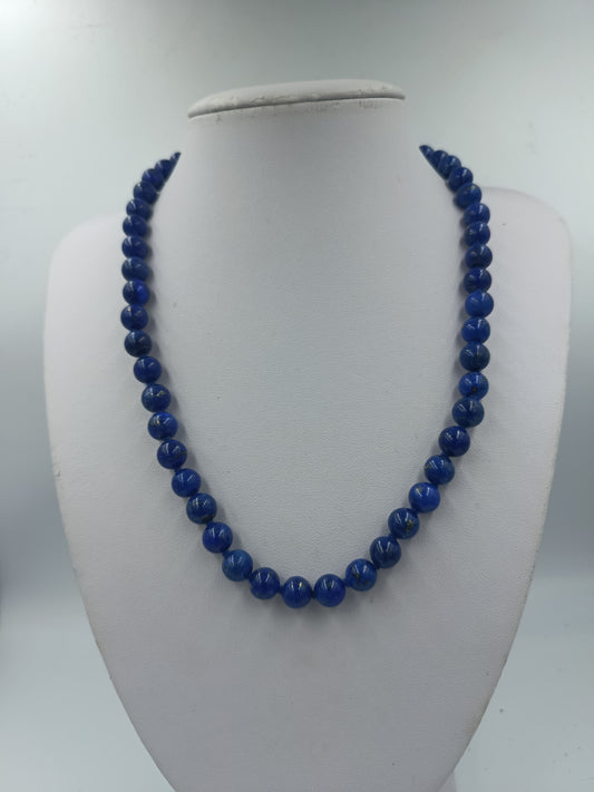 Halskette mit blauen Perlen und goldfarbenem Verschluss