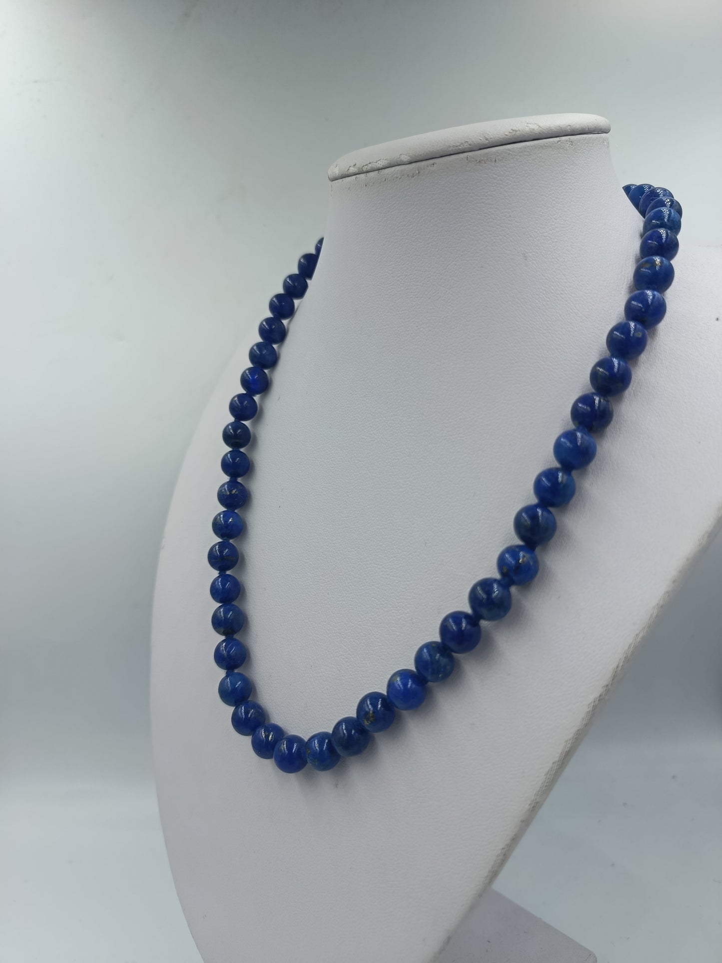 Halskette mit blauen Perlen und goldfarbenem Verschluss