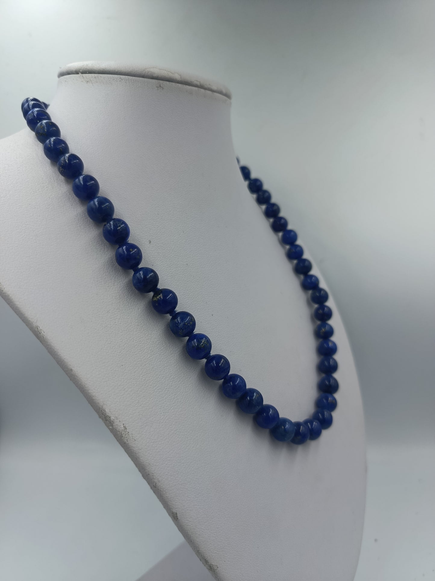 Halskette mit blauen Perlen und goldfarbenem Verschluss