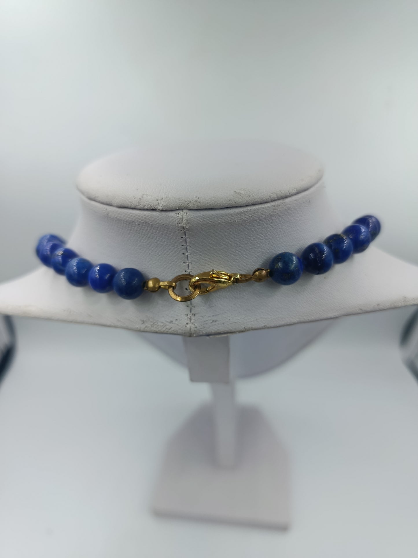 Halskette mit blauen Perlen und goldfarbenem Verschluss