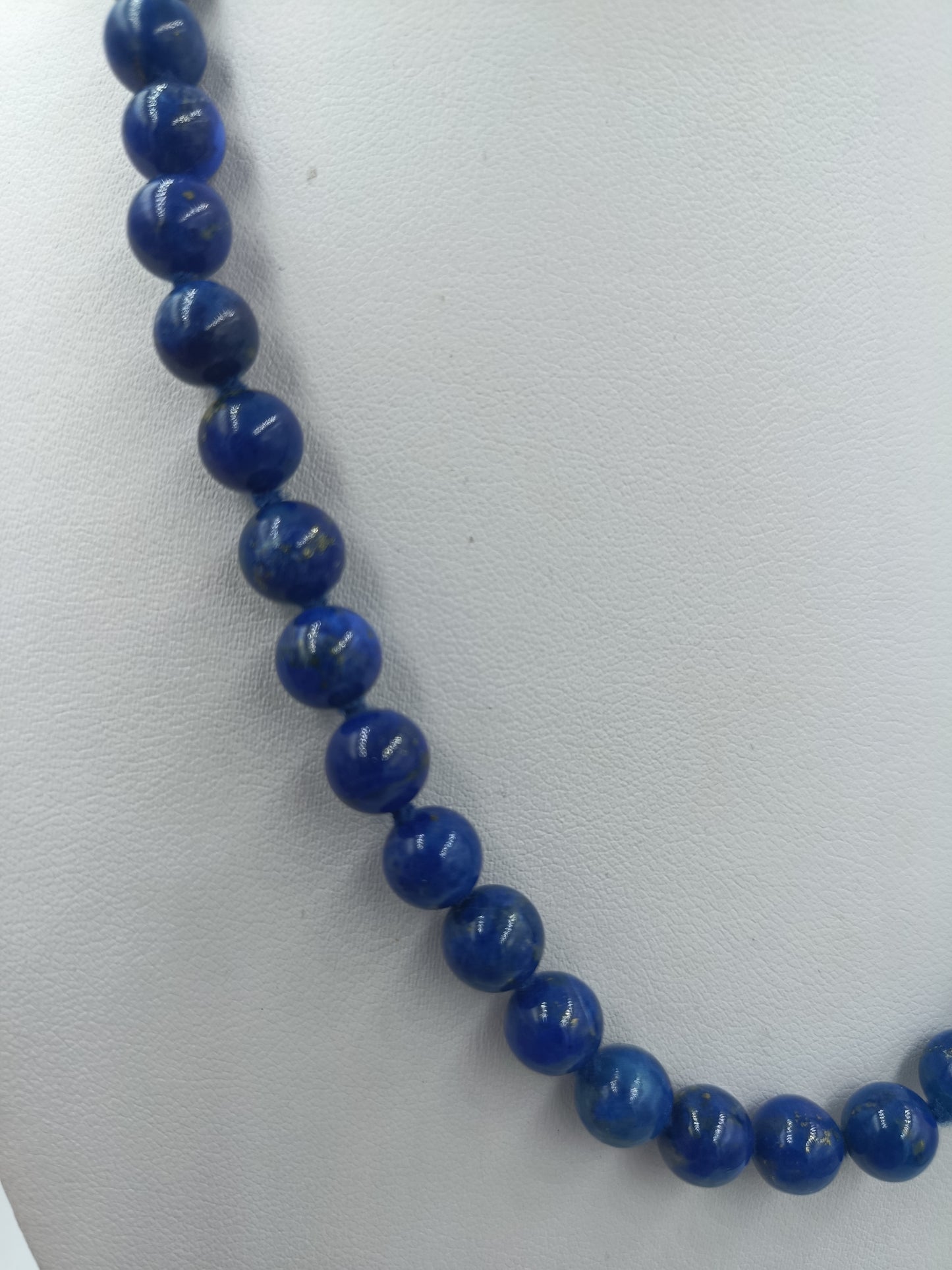 Halskette mit blauen Perlen und goldfarbenem Verschluss