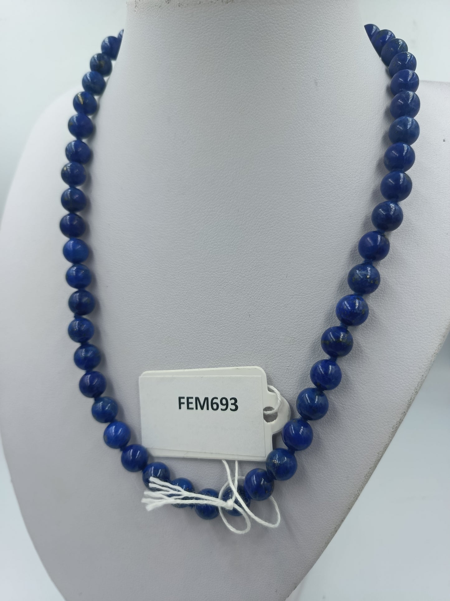 Halskette mit blauen Perlen und goldfarbenem Verschluss