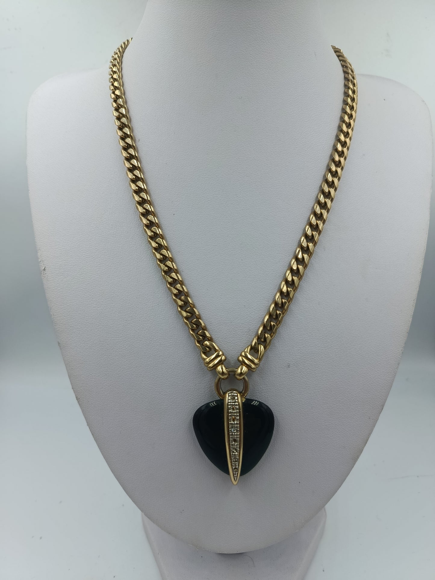 Goldfarbene Halskette mit schwarzem Herzanhänger und Strassbesatz