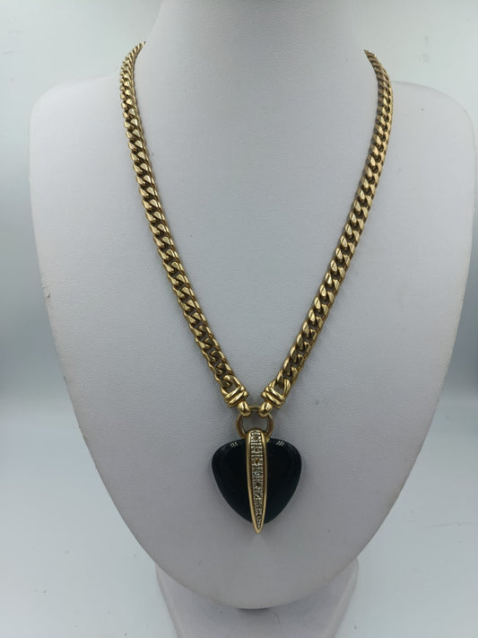 Goldfarbene Halskette mit schwarzem Herzanhänger und Strassbesatz