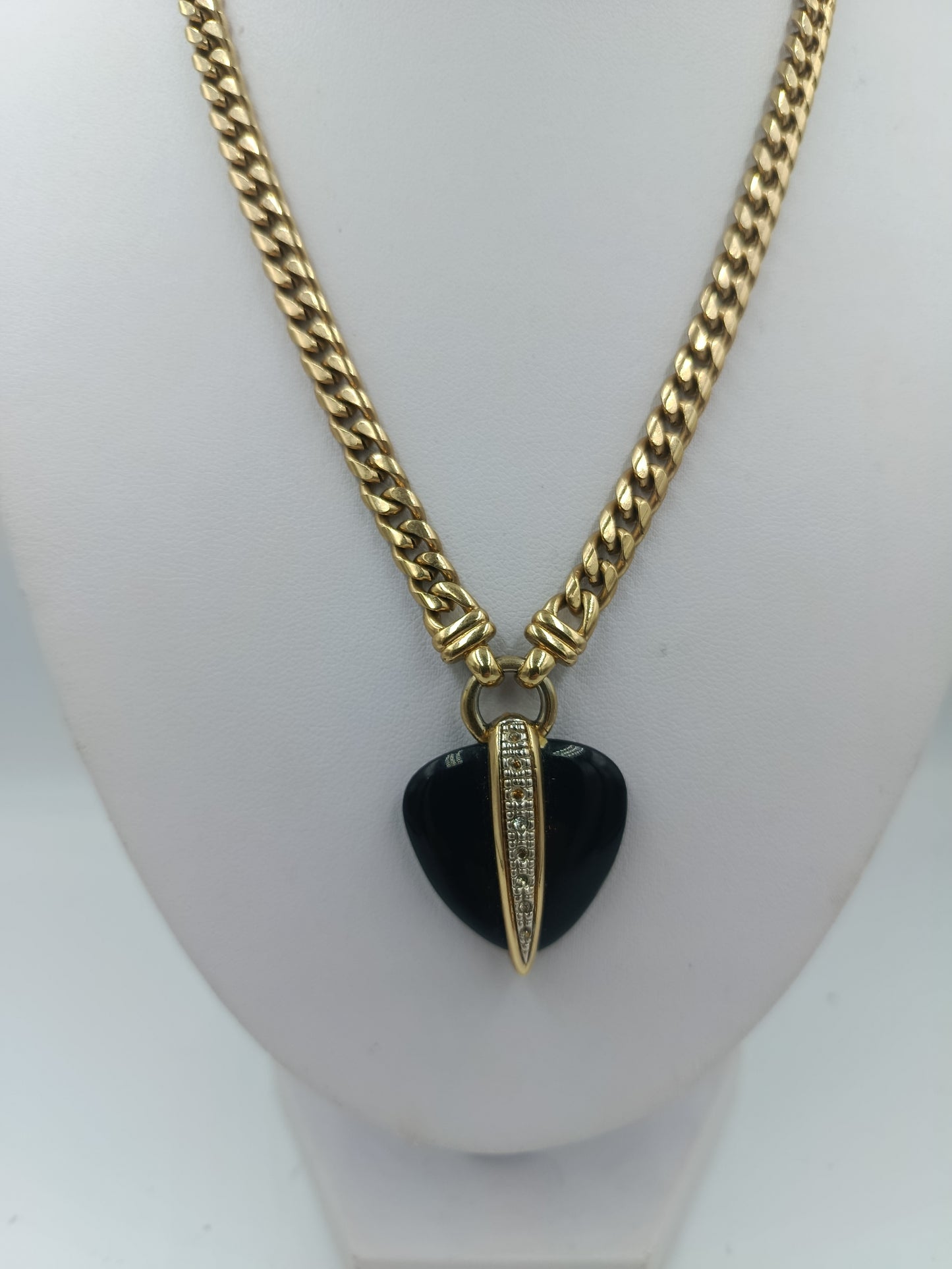 Goldfarbene Halskette mit schwarzem Herzanhänger und Strassbesatz