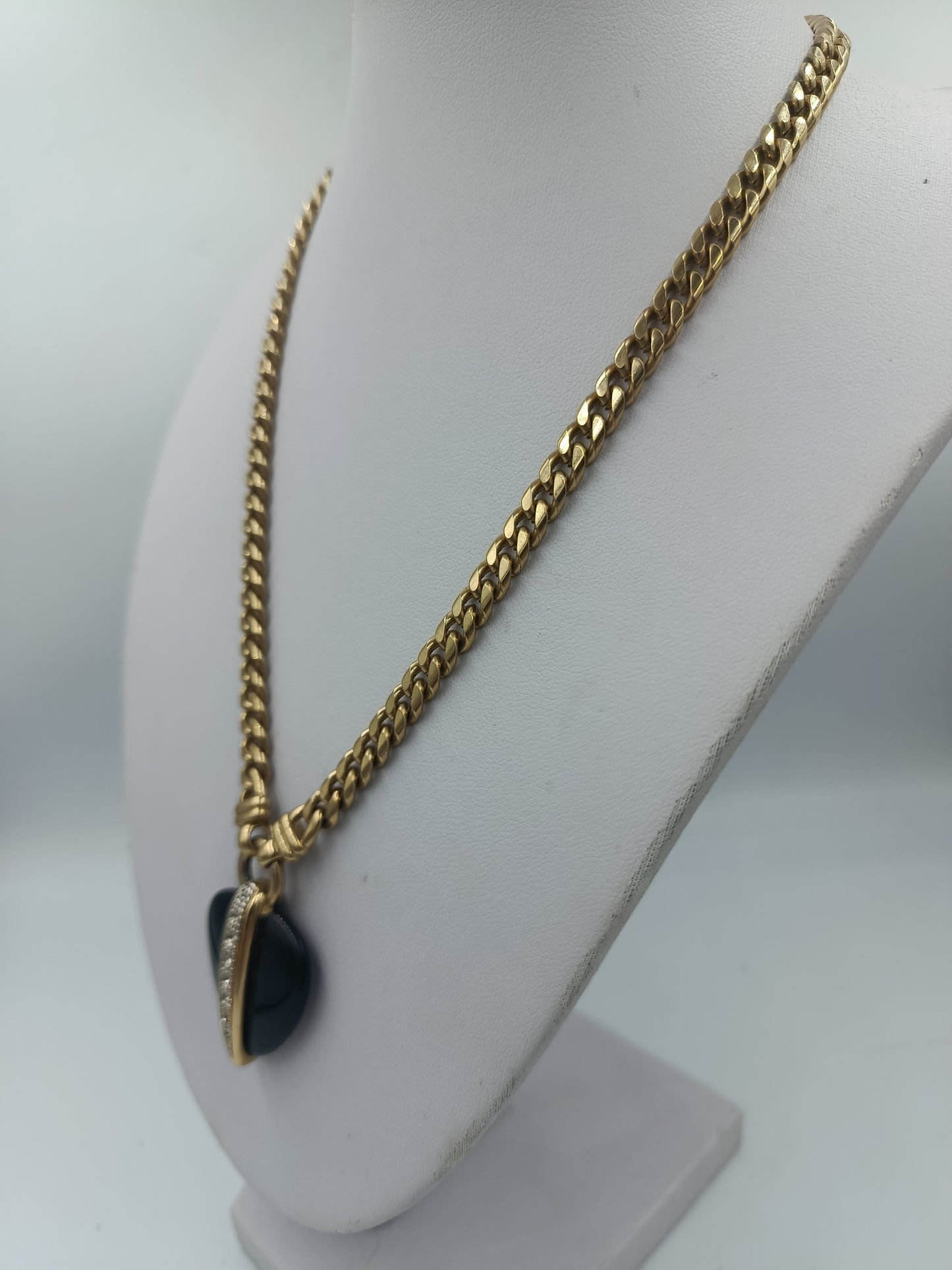 Goldfarbene Halskette mit schwarzem Herzanhänger und Strassbesatz