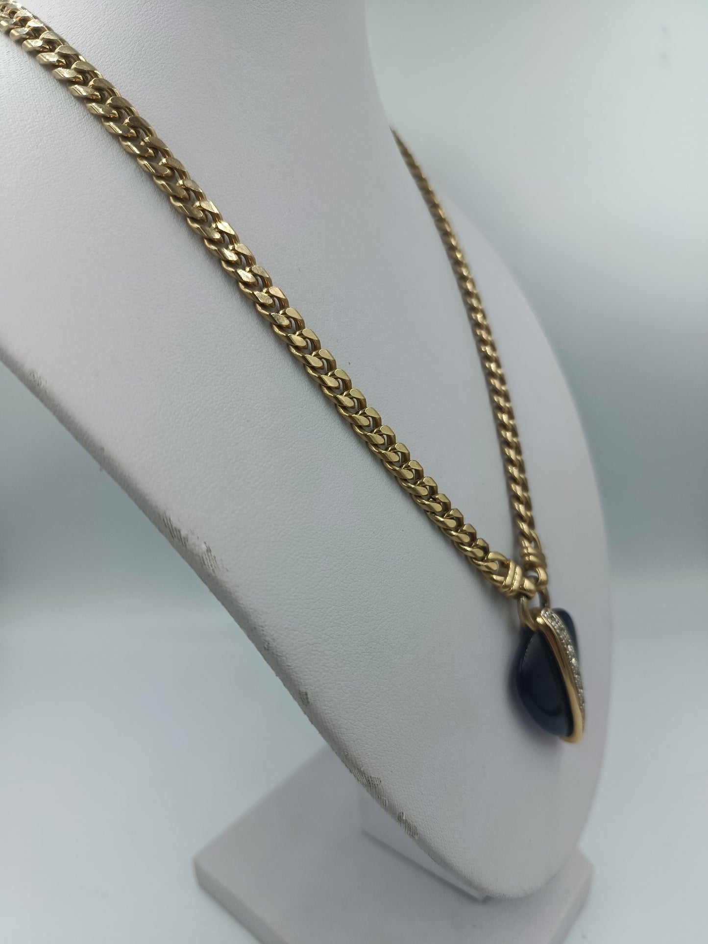 Goldfarbene Halskette mit schwarzem Herzanhänger und Strassbesatz