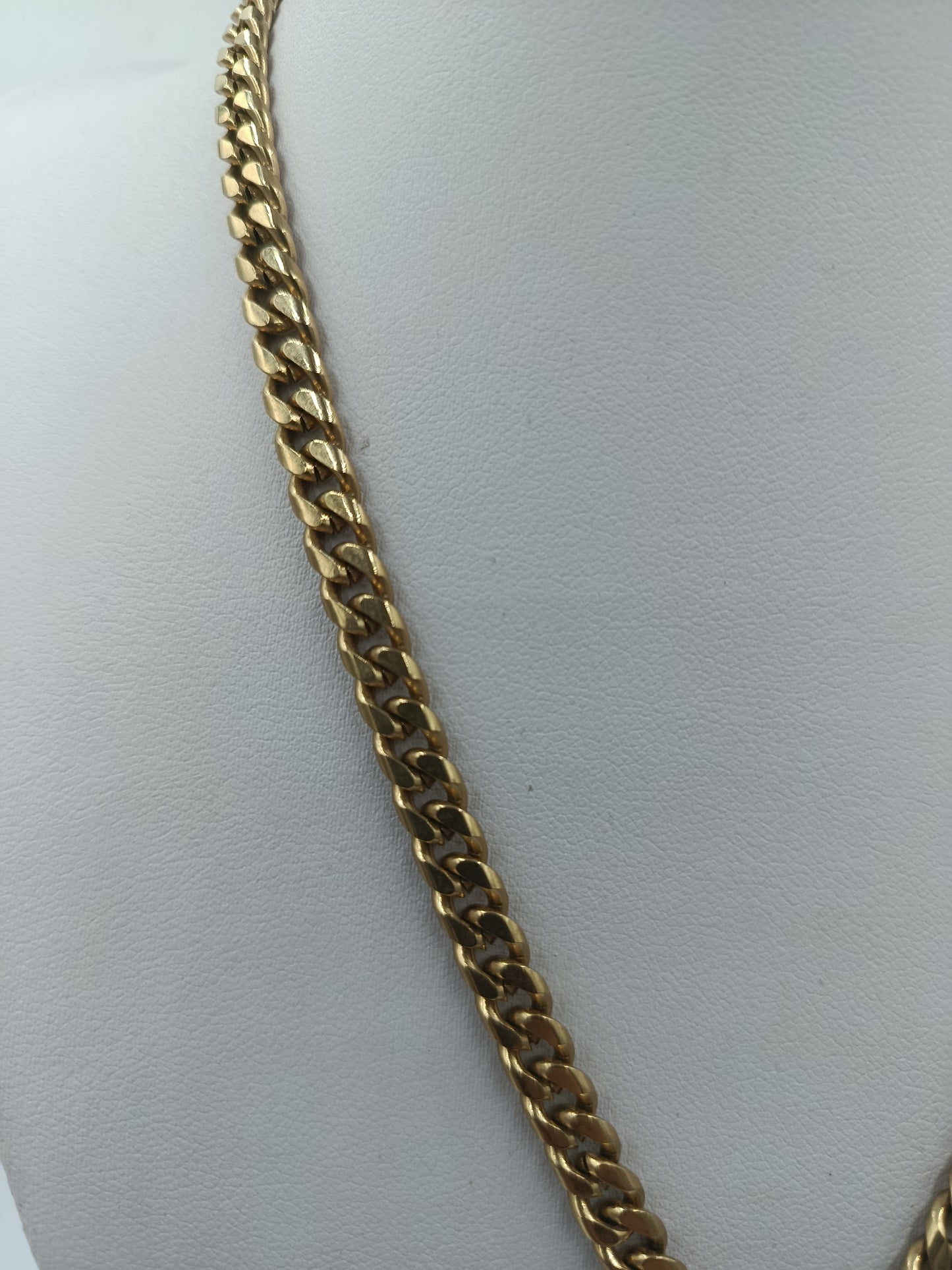 Goldfarbene Halskette mit schwarzem Herzanhänger und Strassbesatz