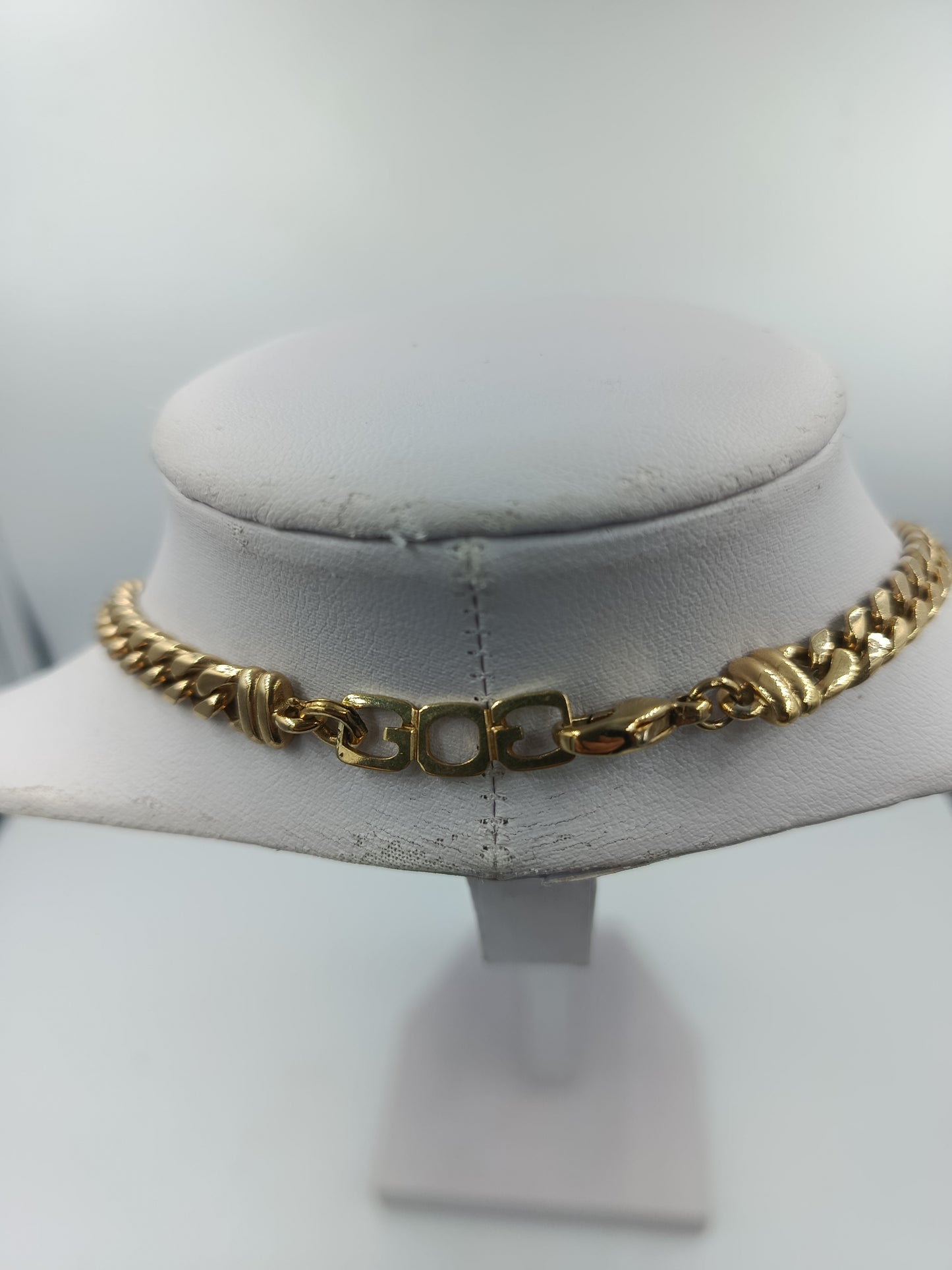 Goldfarbene Halskette mit schwarzem Herzanhänger und Strassbesatz