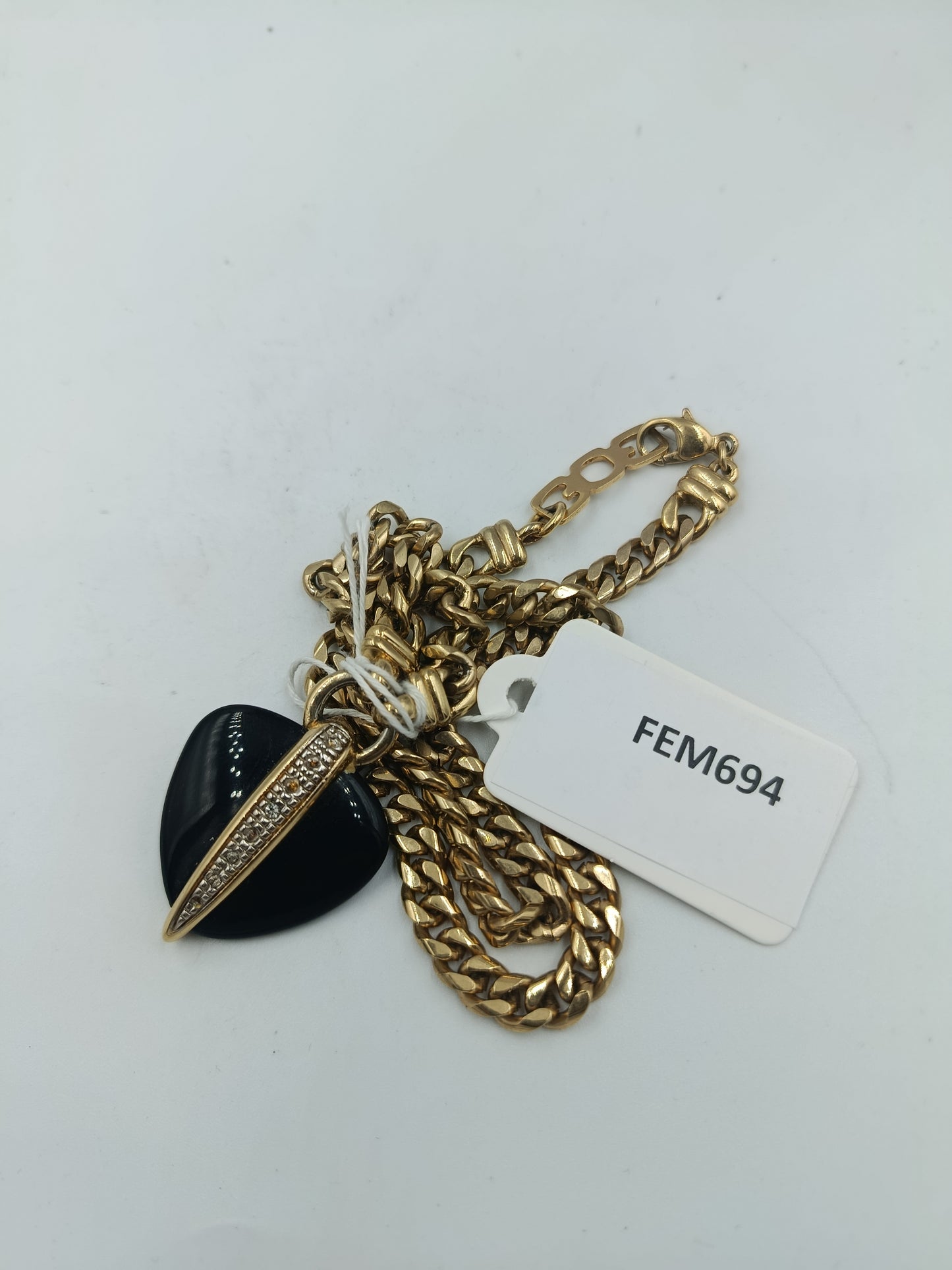 Goldfarbene Halskette mit schwarzem Herzanhänger und Strassbesatz