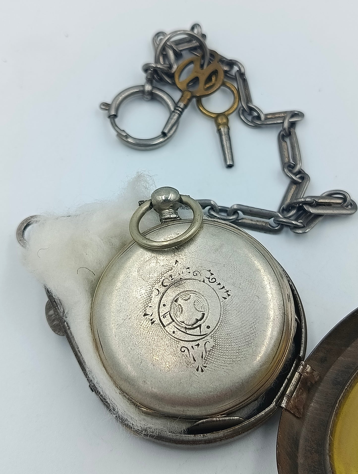 Antike Schlüsselaufzug Taschenuhr Primus mit Kette und Schlüsseln