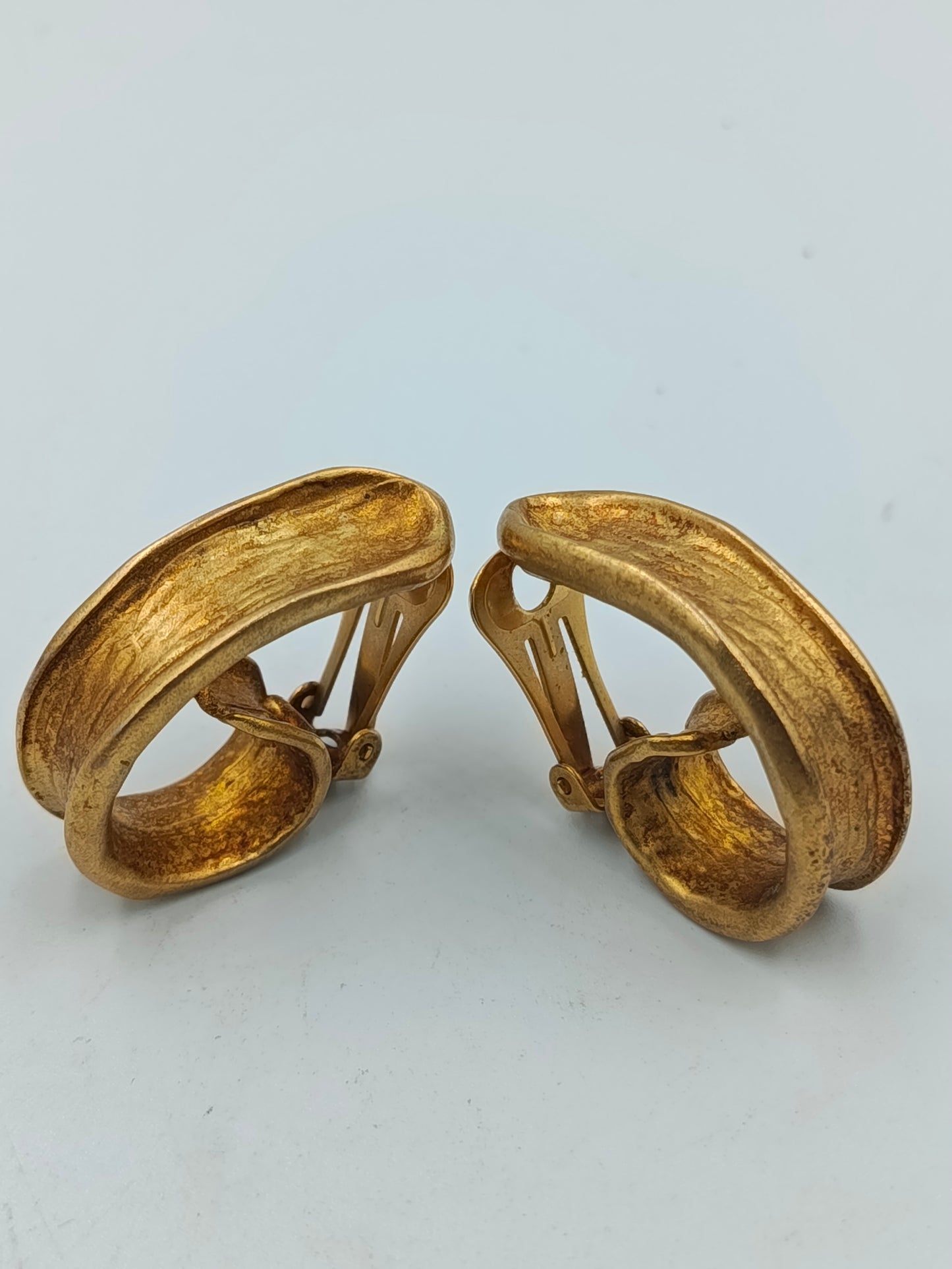 Goldfarbene Clip Ohrringe Vintage Design