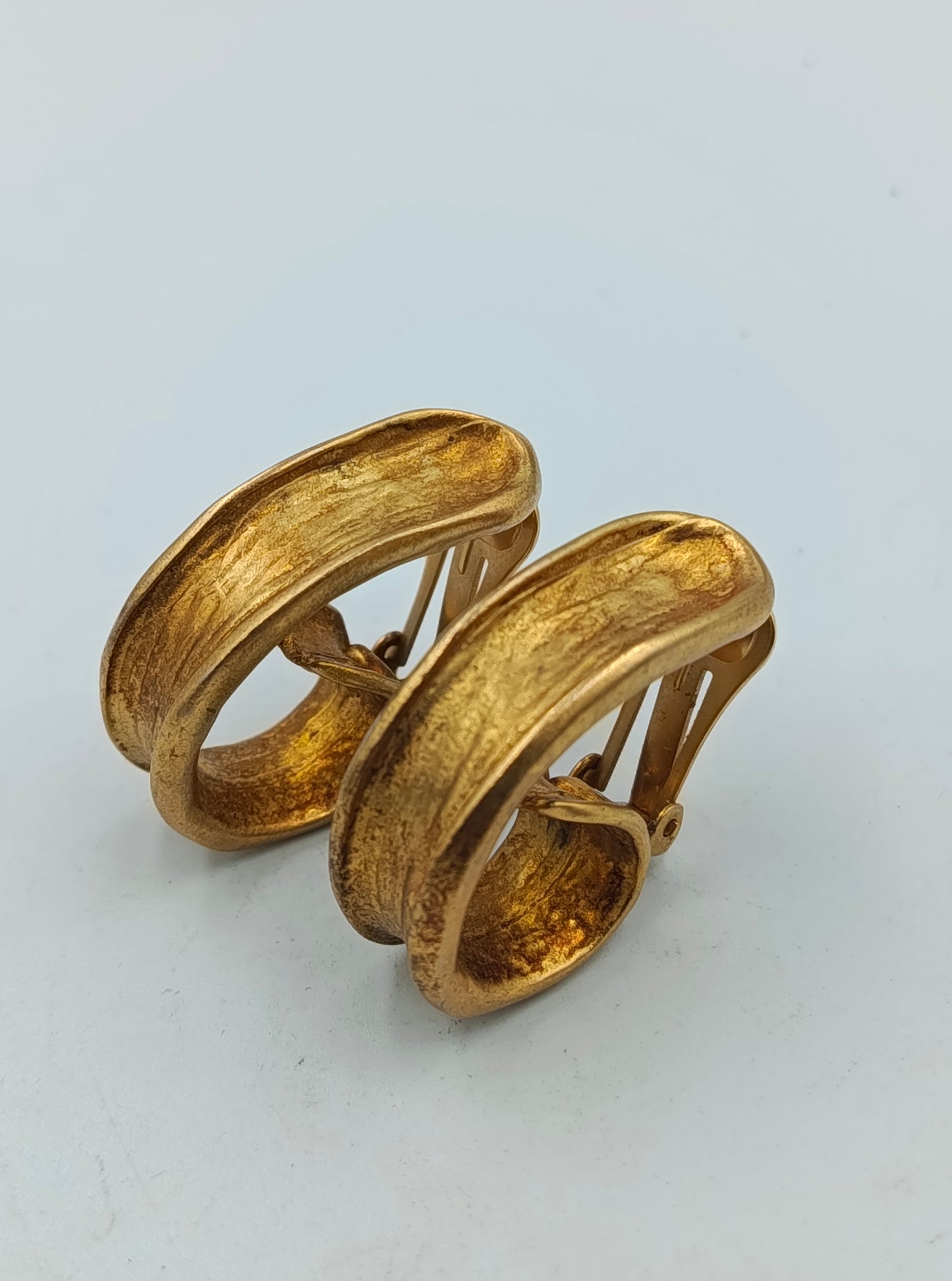 Goldfarbene Clip Ohrringe Vintage Design