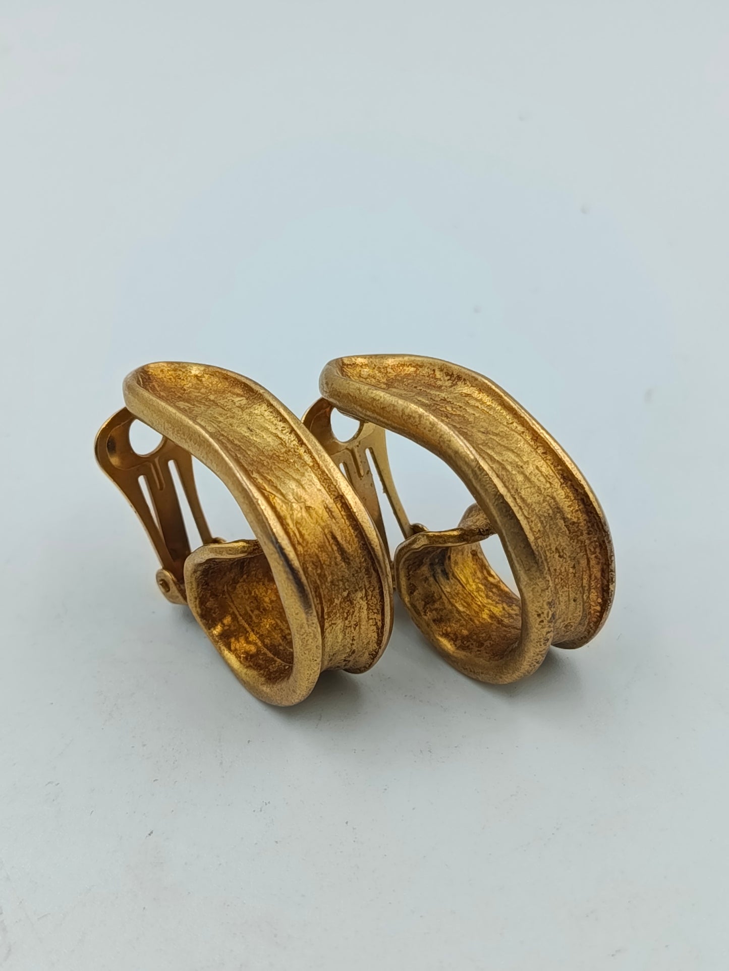 Goldfarbene Clip Ohrringe Vintage Design