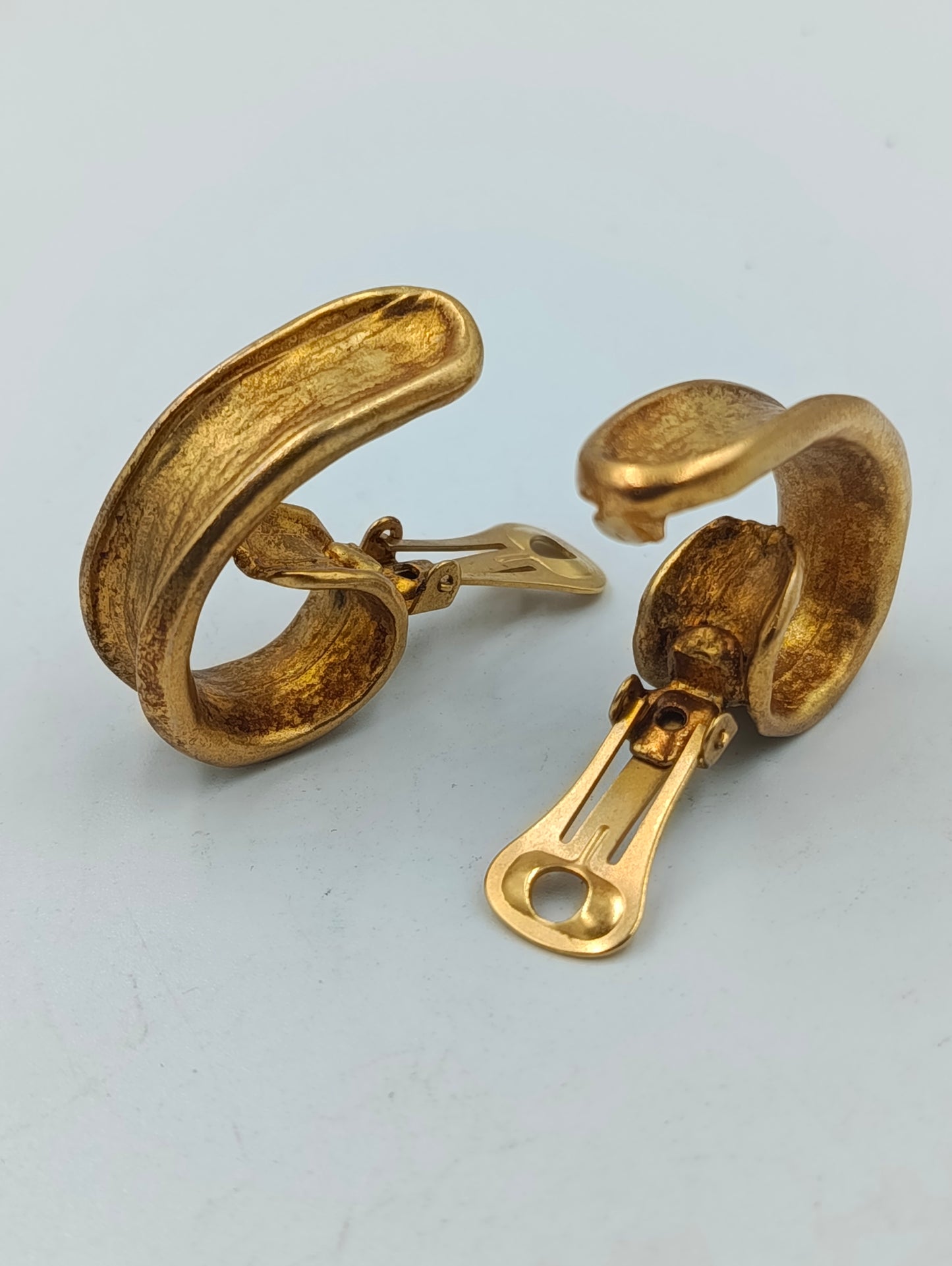 Goldfarbene Clip Ohrringe Vintage Design