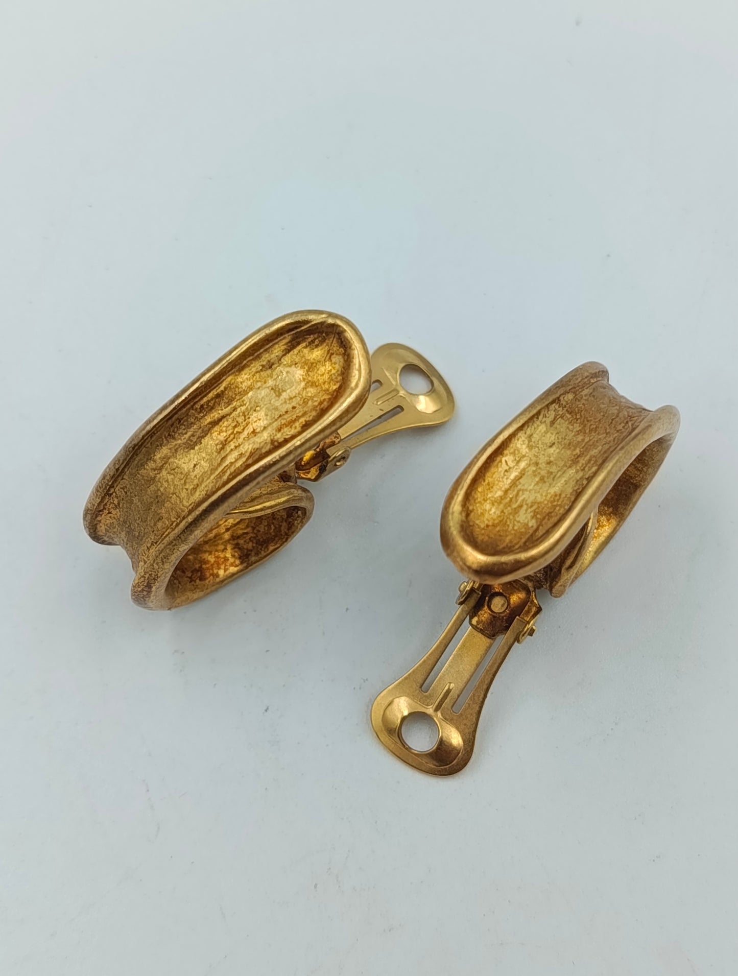 Goldfarbene Clip Ohrringe Vintage Design