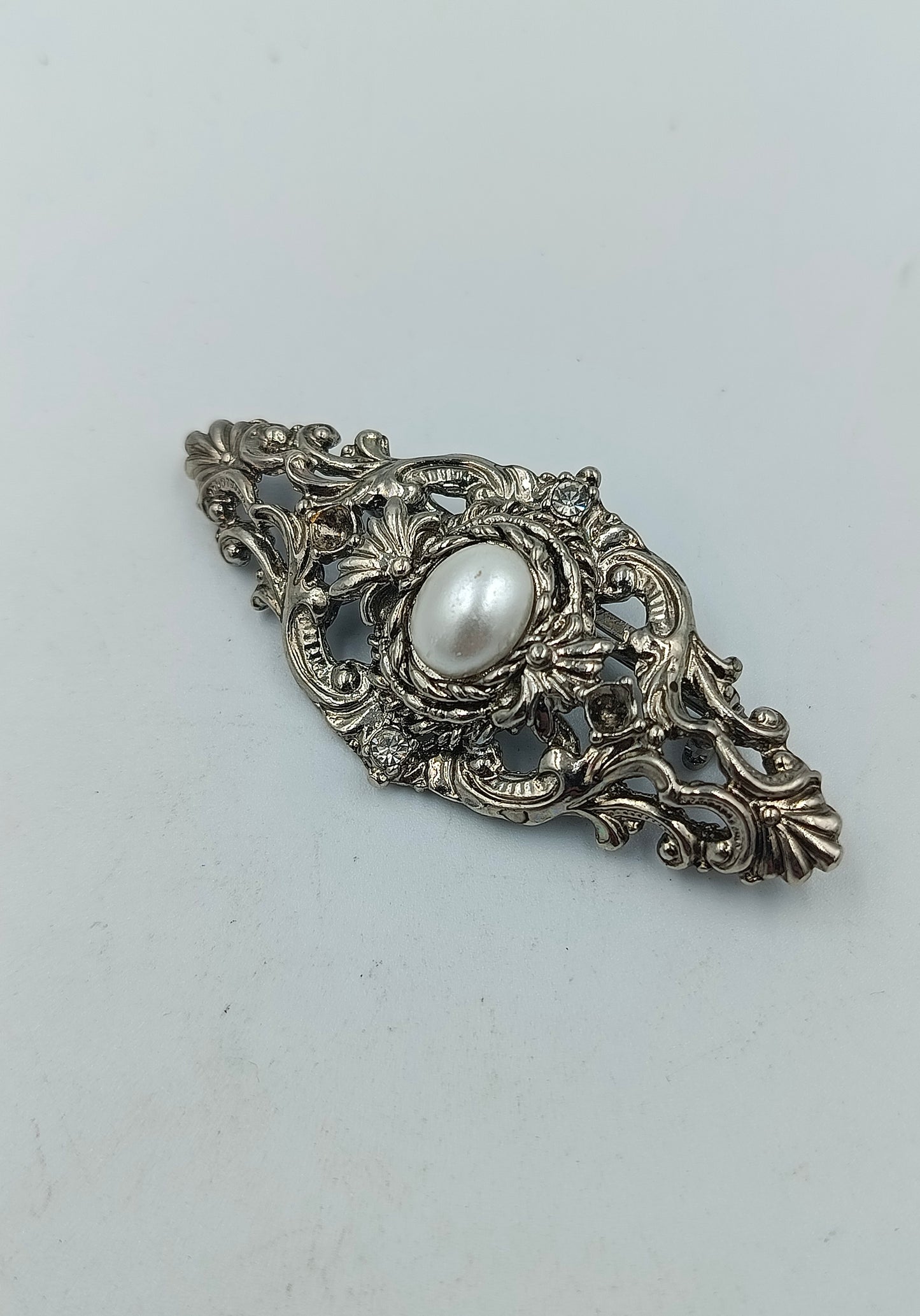 Antike Brosche Versilbert mit Perle Barock Stil