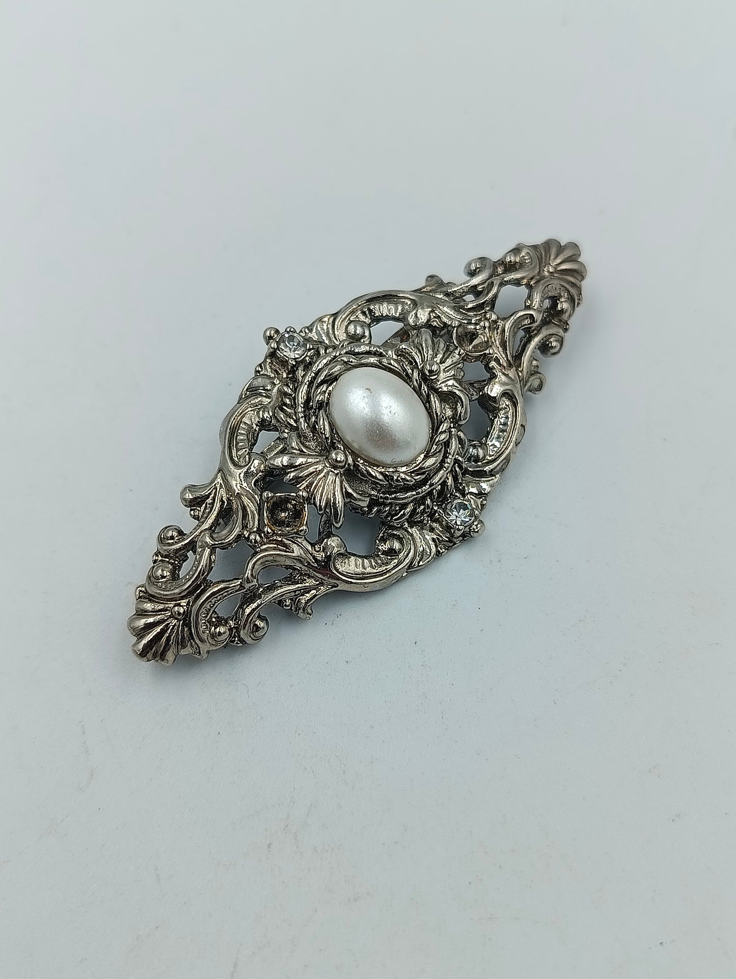 Antike Brosche Versilbert mit Perle Barock Stil