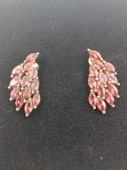 Vergoldete Ohrringe mit roten Steinen elegant