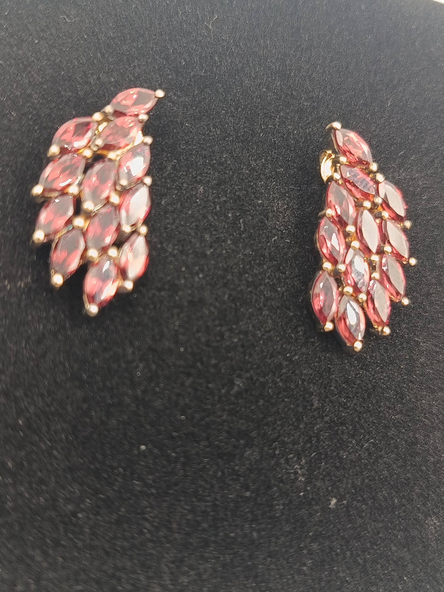 Vergoldete Ohrringe mit roten Steinen elegant