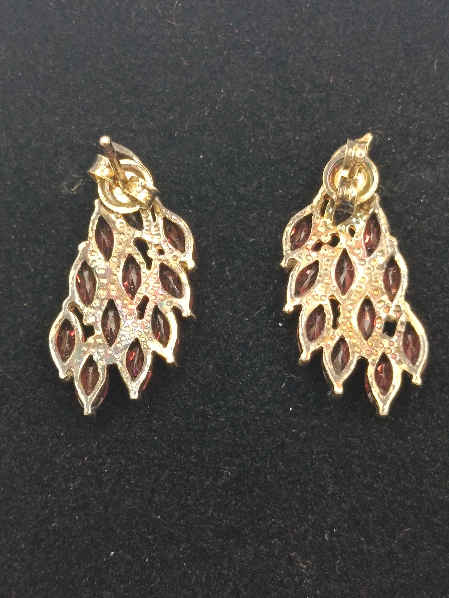 Vergoldete Ohrringe mit roten Steinen elegant