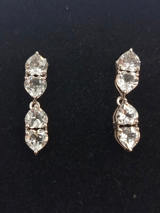 Silberfarbene Ohrringe mit klaren Steinen elegant