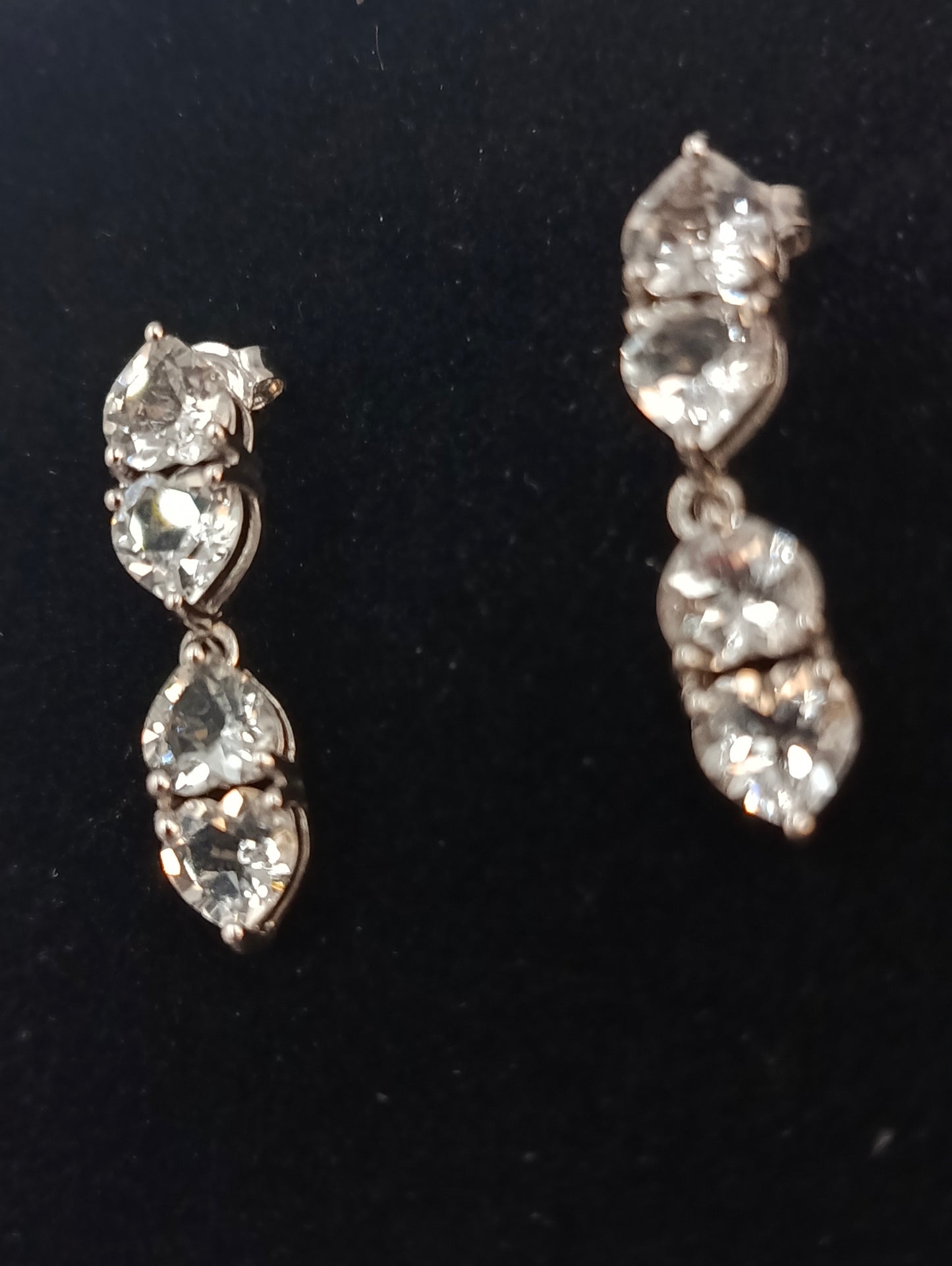 Silberfarbene Ohrringe mit klaren Steinen elegant