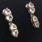 Silberfarbene Ohrringe mit klaren Steinen elegant