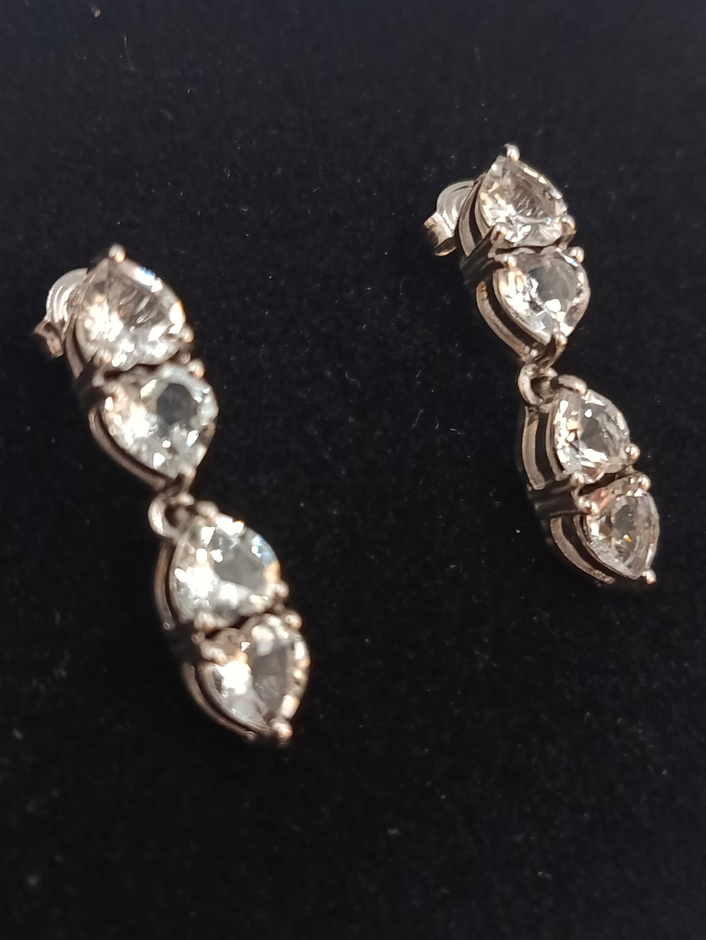 Silberfarbene Ohrringe mit klaren Steinen elegant