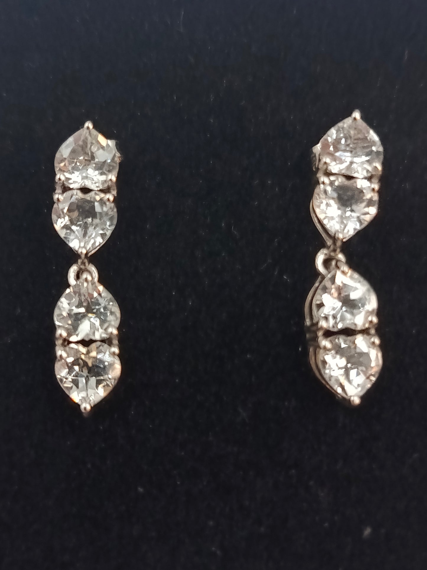 Silberfarbene Ohrringe mit klaren Steinen elegant