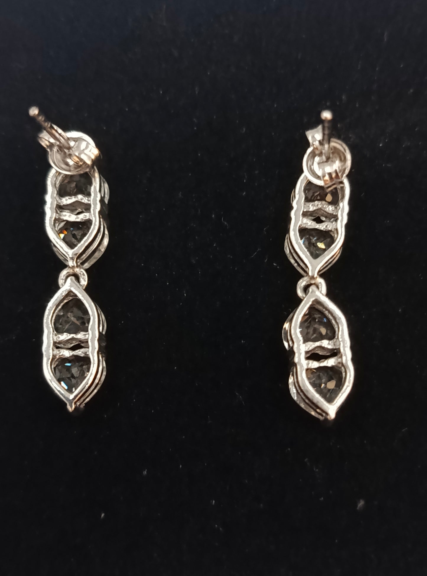 Silberfarbene Ohrringe mit klaren Steinen elegant