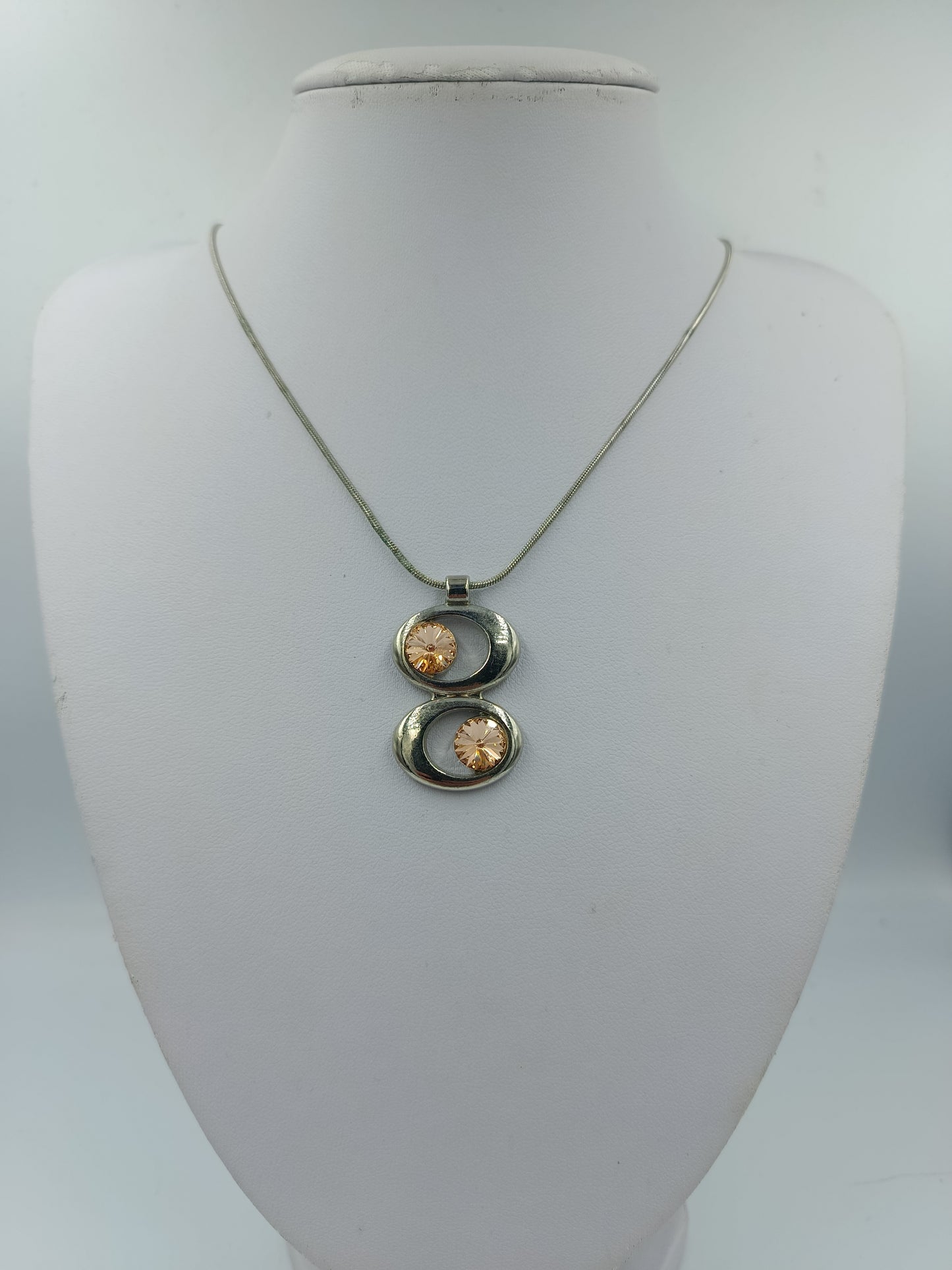 Silberfarbene Halskette mit Anhänger und champagnerfarbenen Steinen