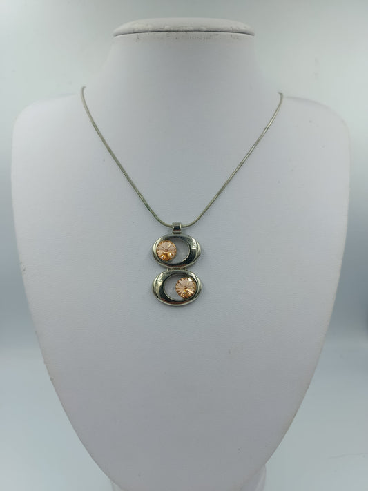 Silberfarbene Halskette mit Anhänger und champagnerfarbenen Steinen